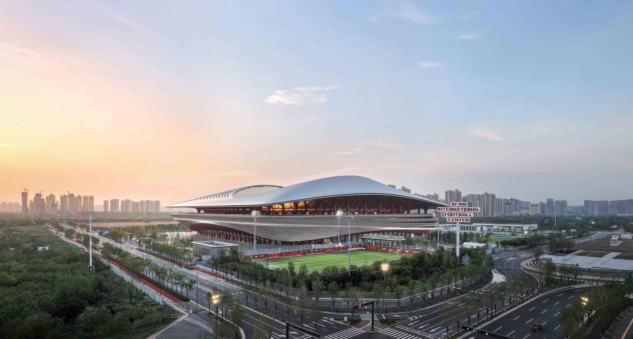 〈西安国際フットボールセンター（Xi'an International Football Centre）〉ザハ・ハディド・アーキテクツ（Zaha Hadid Architects）
