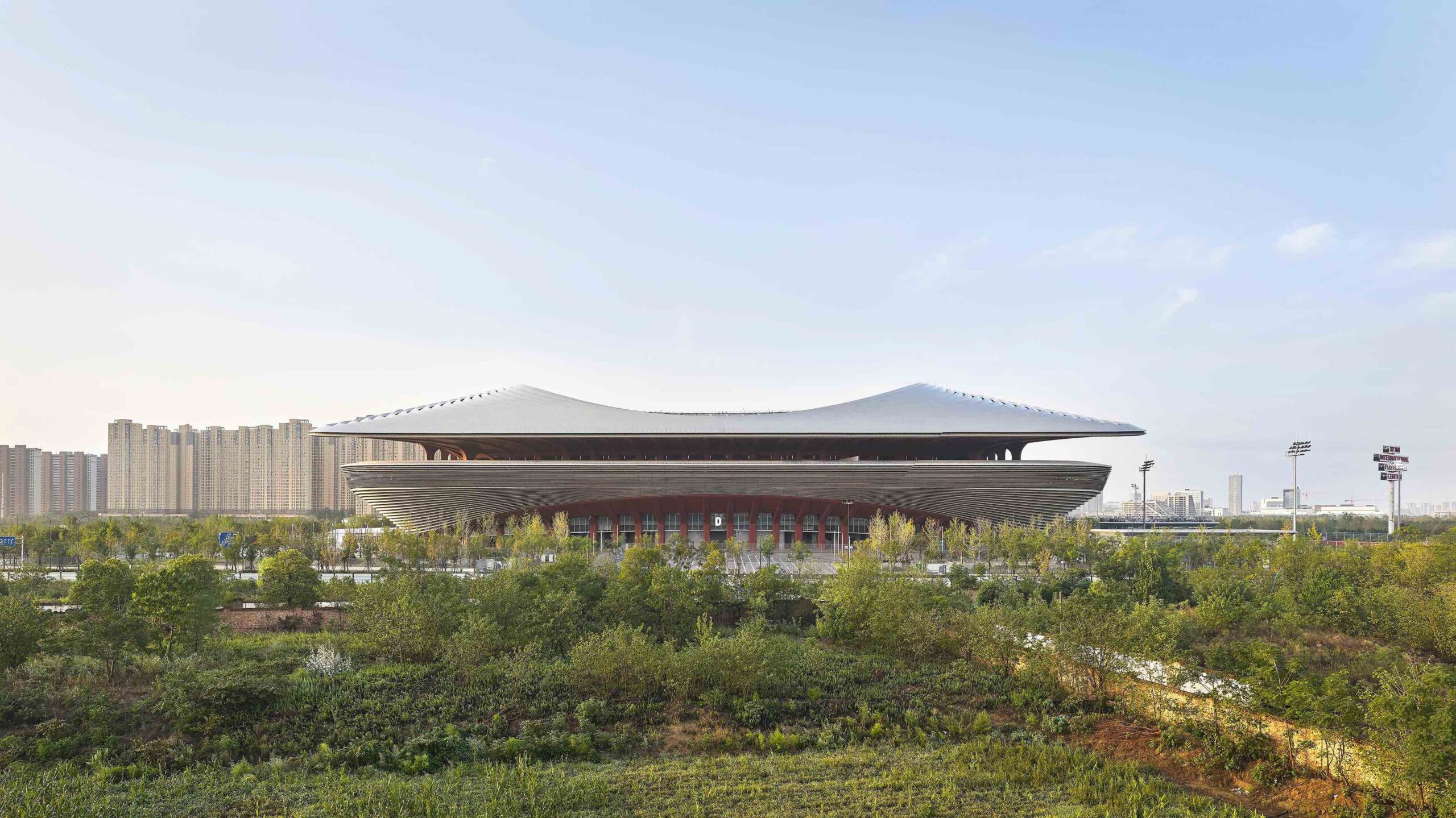 〈西安国際フットボールセンター（Xi'an International Football Centre）〉ザハ・ハディド・アーキテクツ（Zaha Hadid Architects）
