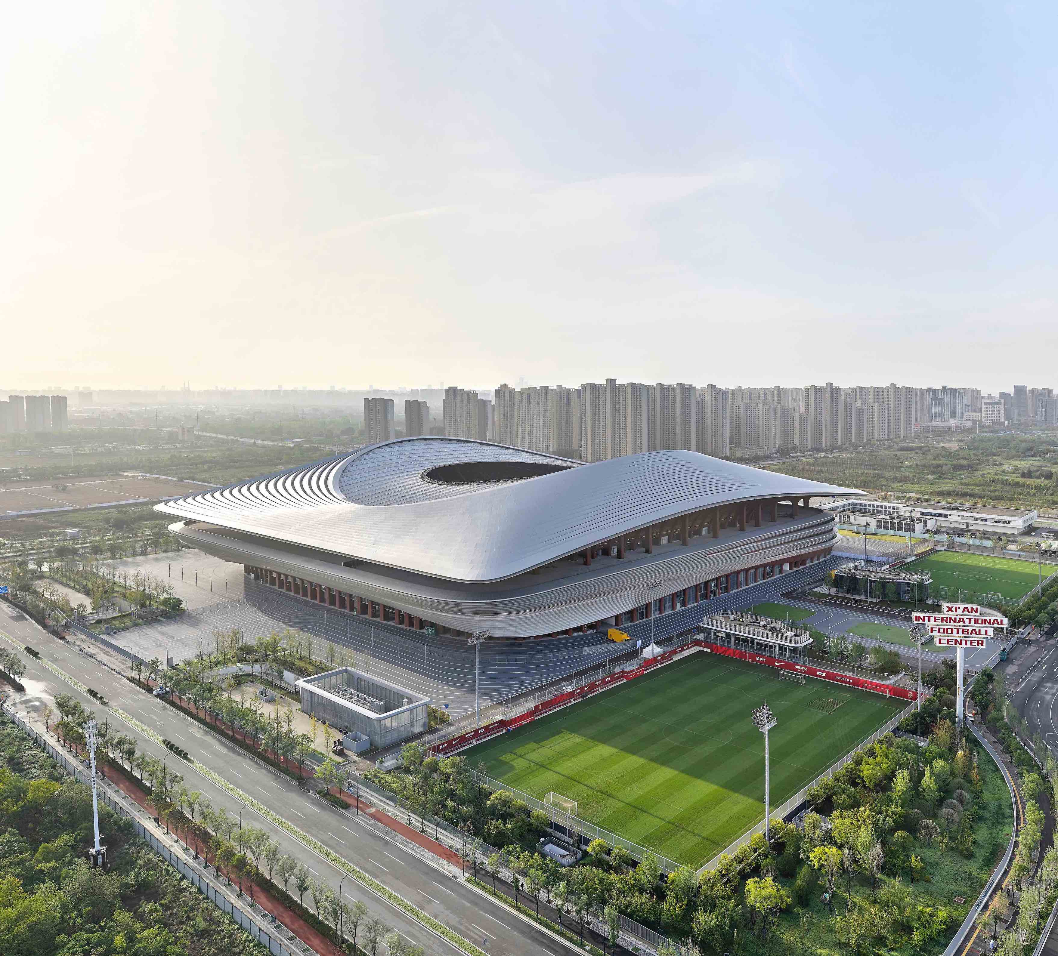 〈西安国際フットボールセンター（Xi'an International Football Centre）〉ザハ・ハディド・アーキテクツ（Zaha Hadid Architects）