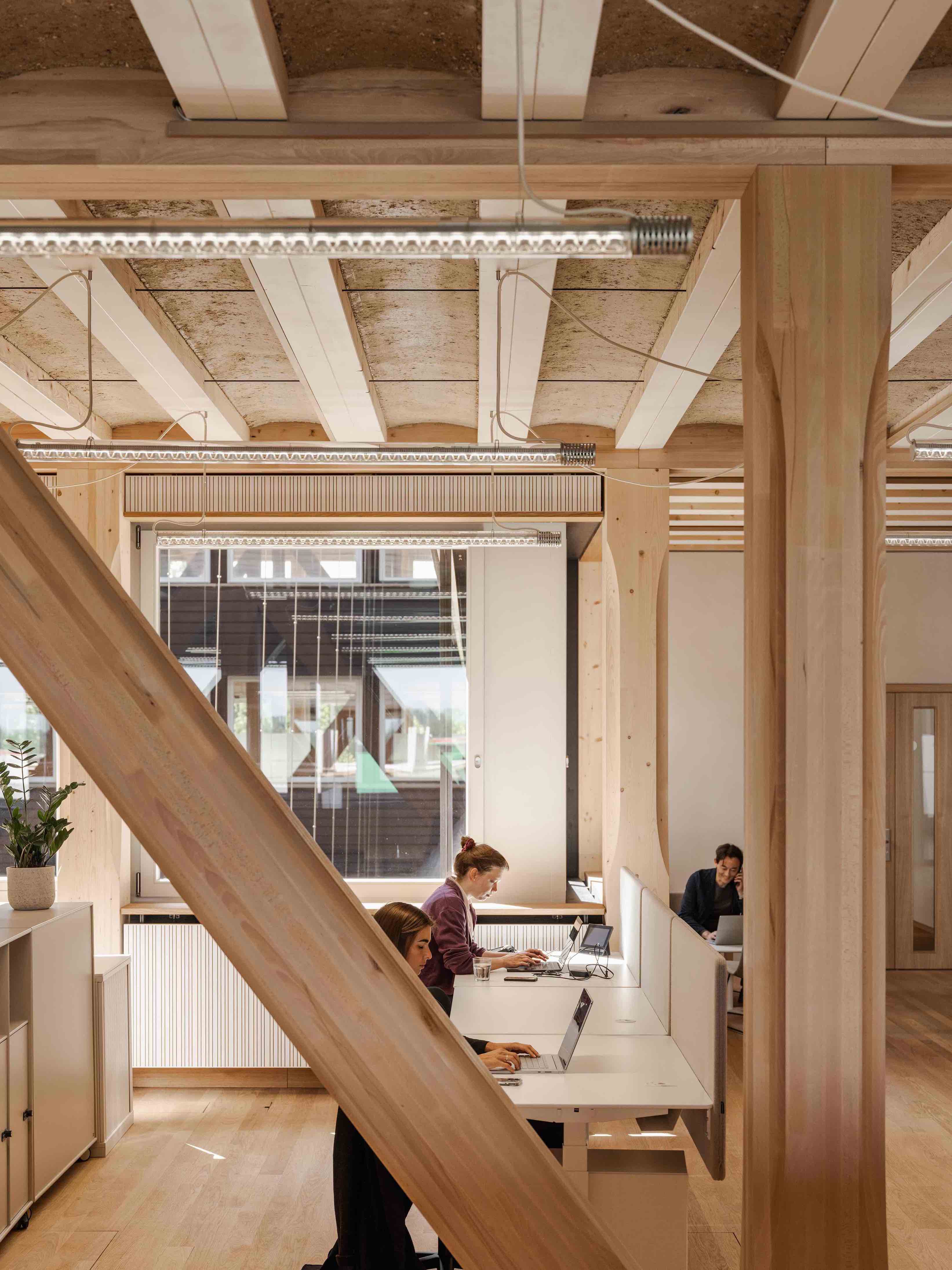 ③HERZOG&DEMEURON 1992-1996 ヘルツォーク・ド・ムーロン ヘルツォーク＆ド・ムーロンが現地の木と粘土で生み出す