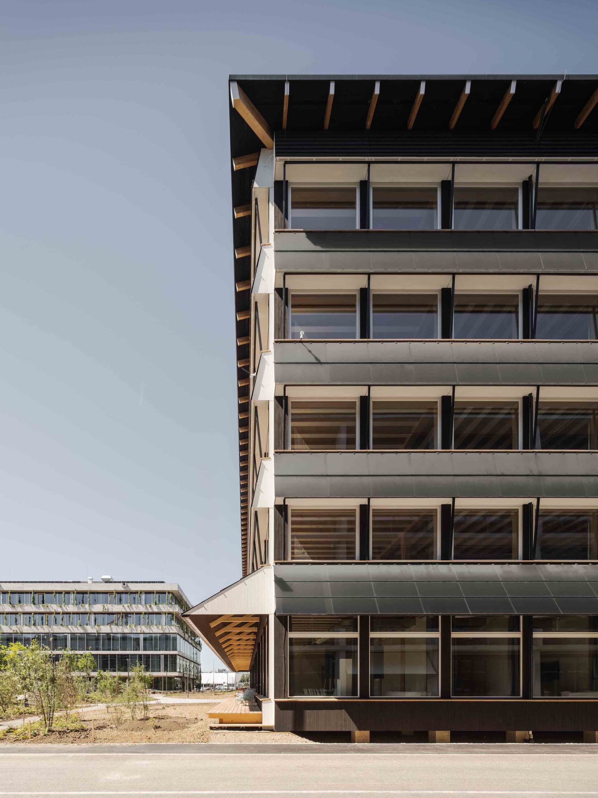 ③HERZOG&DEMEURON 1992-1996 ヘルツォーク・ド・ムーロン ヘルツォーク＆ド・ムーロンが現地の木と粘土で生み出す