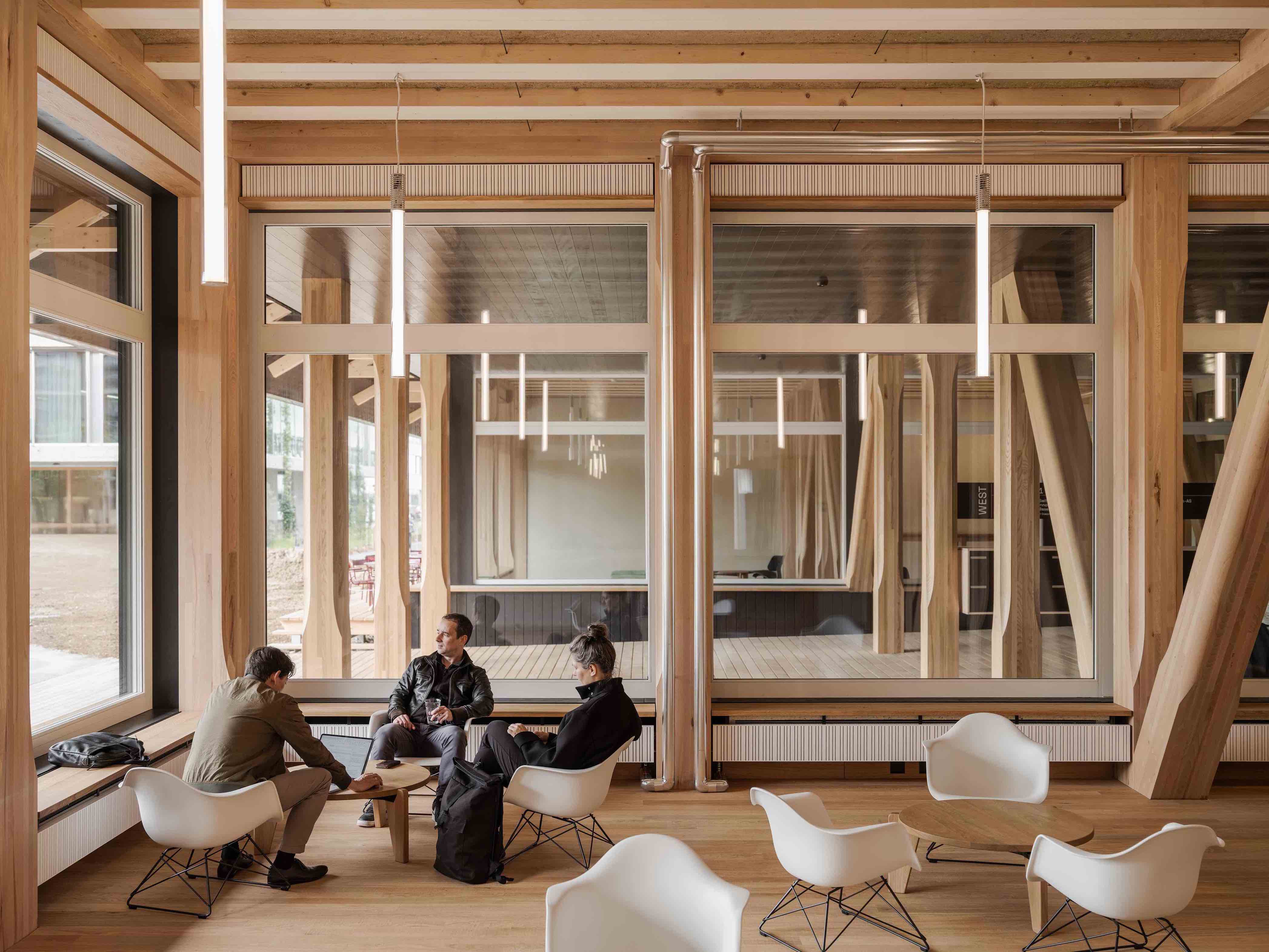 ③HERZOG&DEMEURON 1992-1996 ヘルツォーク・ド・ムーロン ヘルツォーク＆ド・ムーロンが現地の木と粘土で生み出す