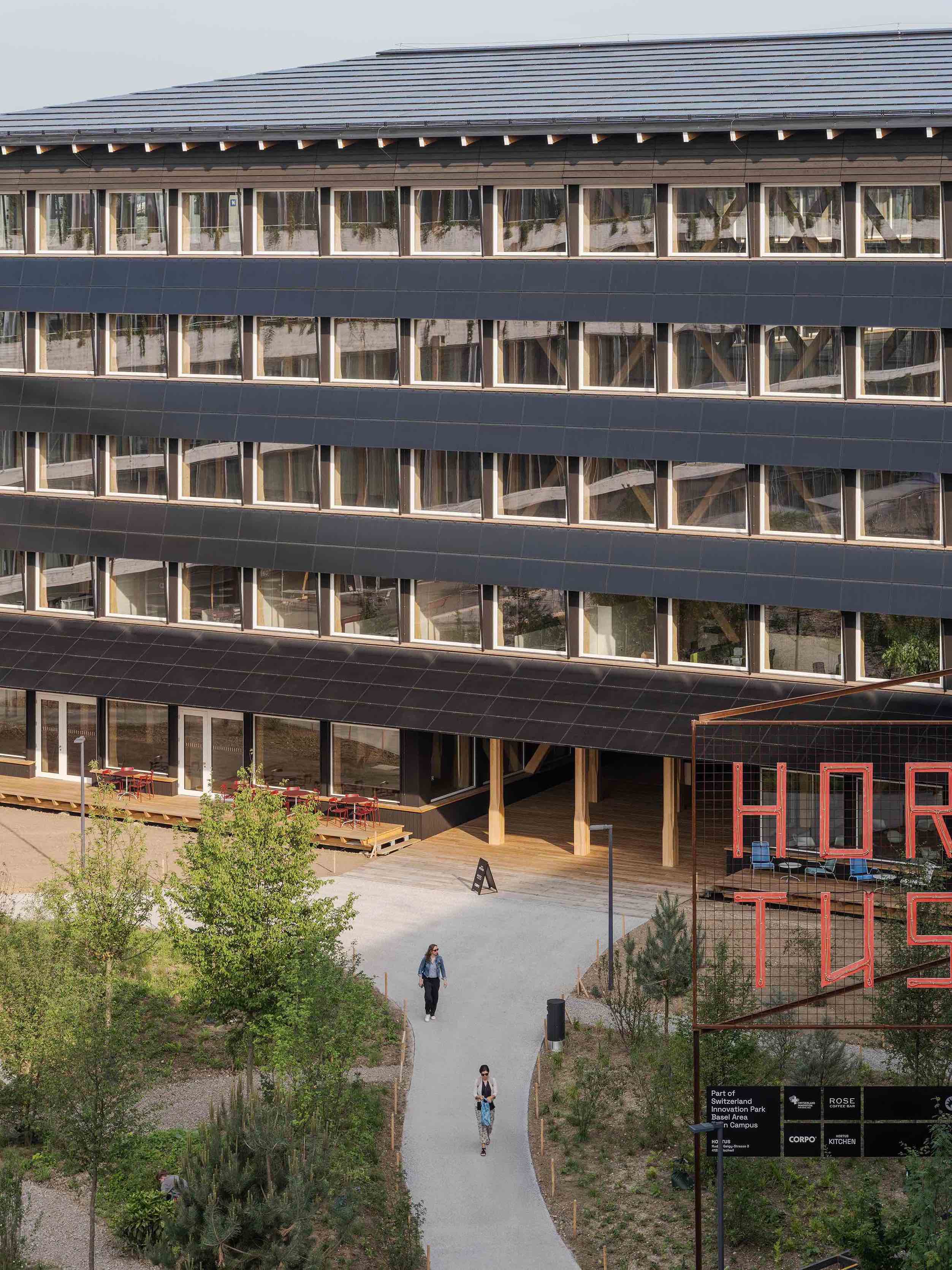 ③HERZOG&DEMEURON 1992-1996 ヘルツォーク・ド・ムーロン ヘルツォーク＆ド・ムーロンが現地の木と粘土で生み出す