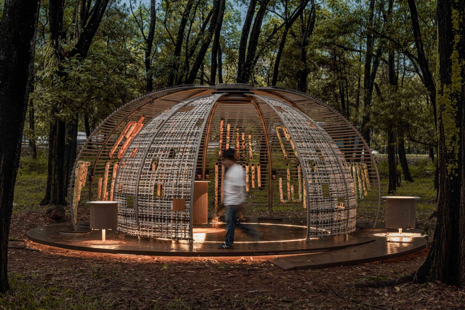 ジャカルタの特性と課題に対応する可動式インスタレーション〈キネマティック・パビリオン〉ヘレン・アグスティン・スタジオ、インドネシア