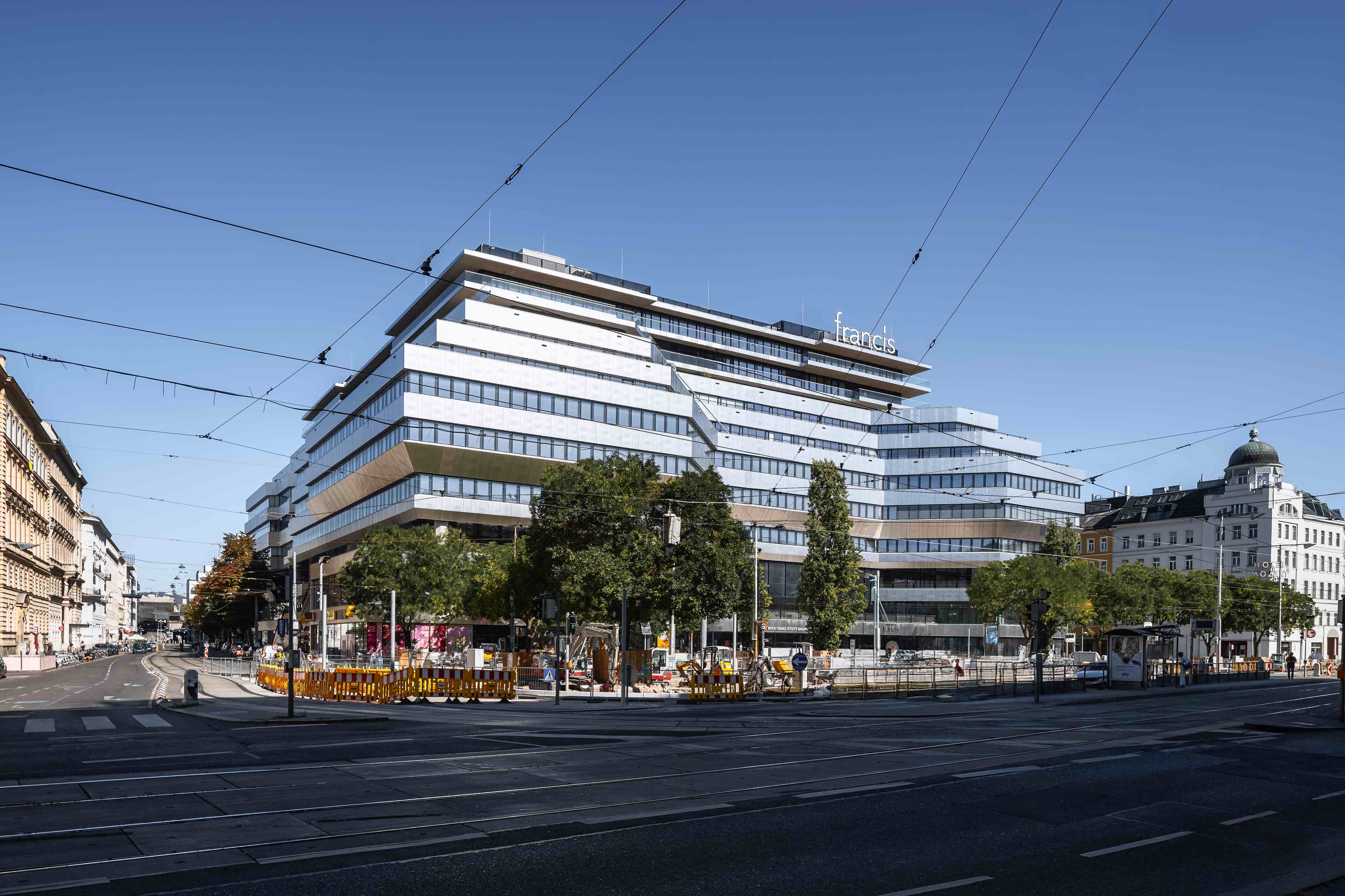 〈フランシス(Francis)〉DMAA(Delugan Meissl Associated Architects), JWA(Josef Weichenberger Architects)