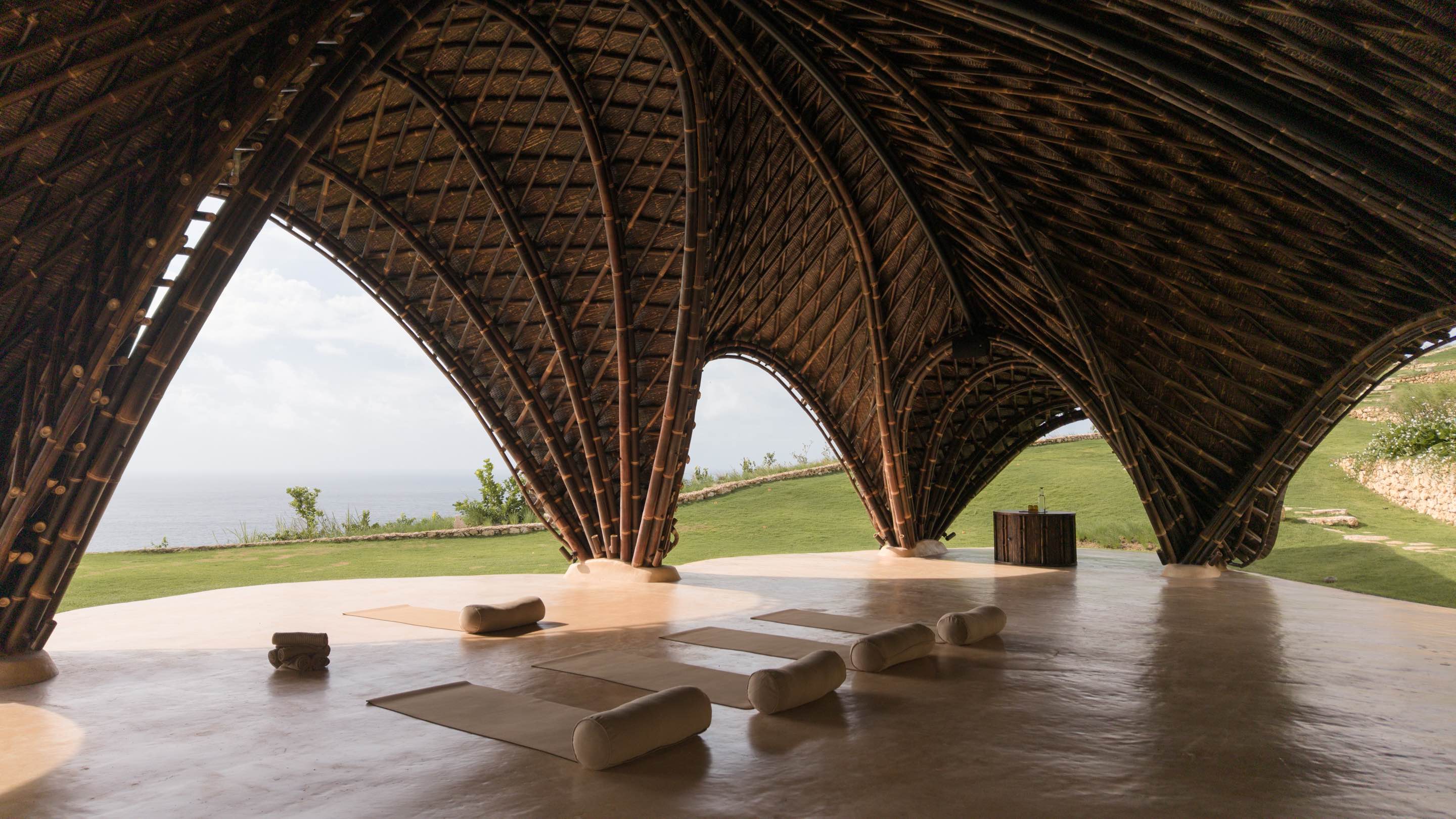 〈マンタ・ヨガ・シャラ（Manta Yoga Shala）〉パブロ・ルナ・スタジオ（Pablo Luna Studio）