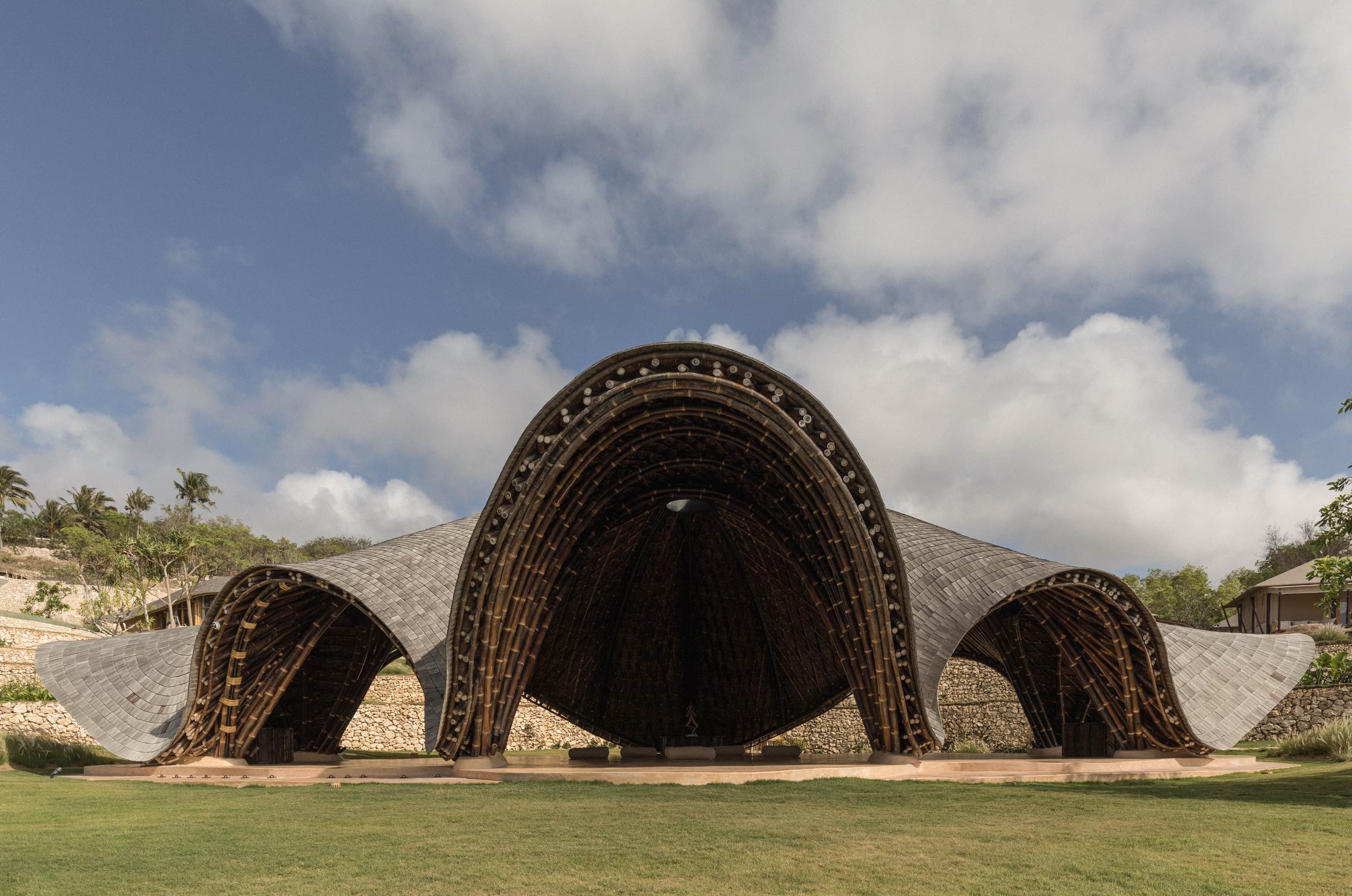 〈マンタ・ヨガ・シャラ（Manta Yoga Shala）〉パブロ・ルナ・スタジオ（Pablo Luna Studio）