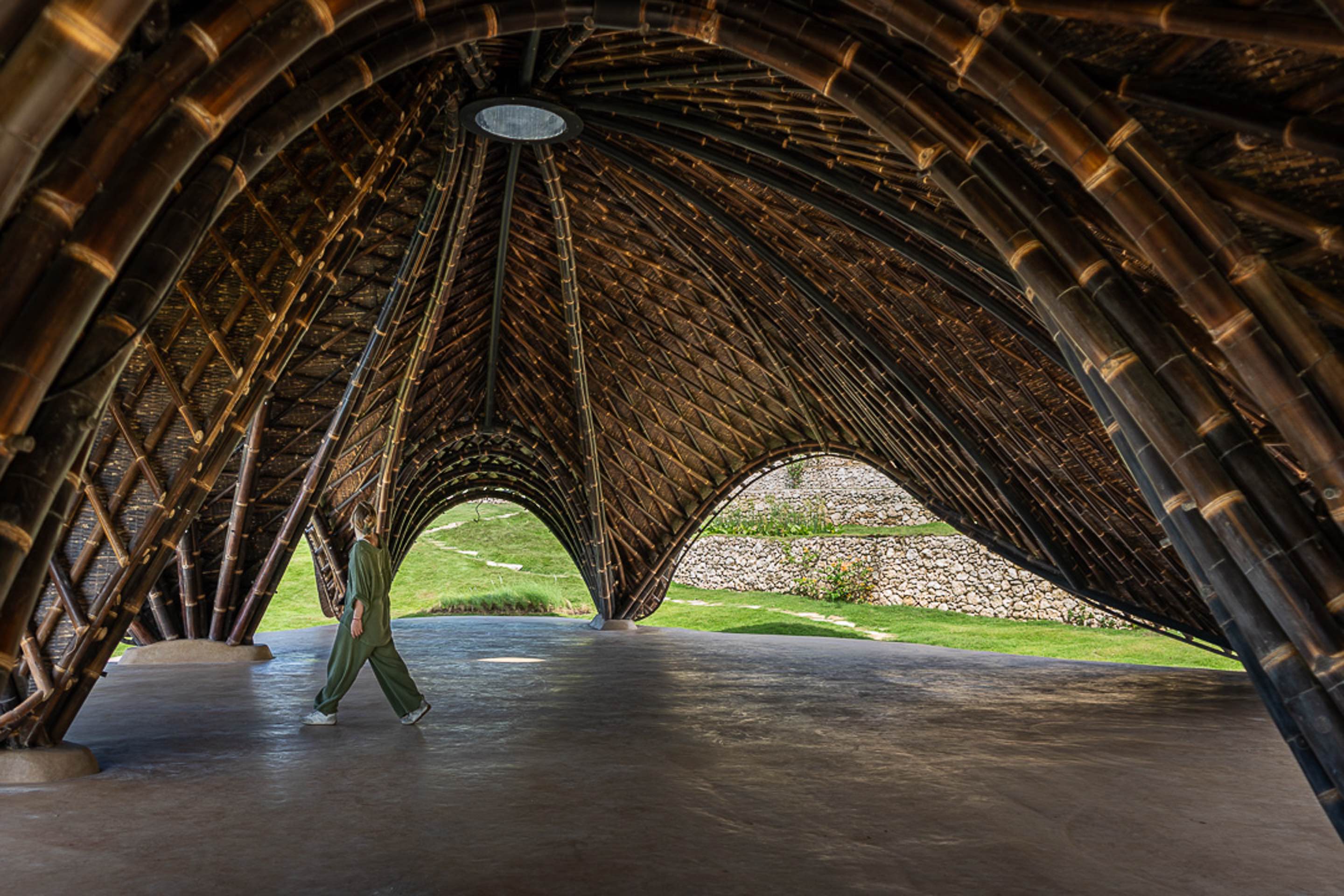 〈マンタ・ヨガ・シャラ（Manta Yoga Shala）〉パブロ・ルナ・スタジオ（Pablo Luna Studio）