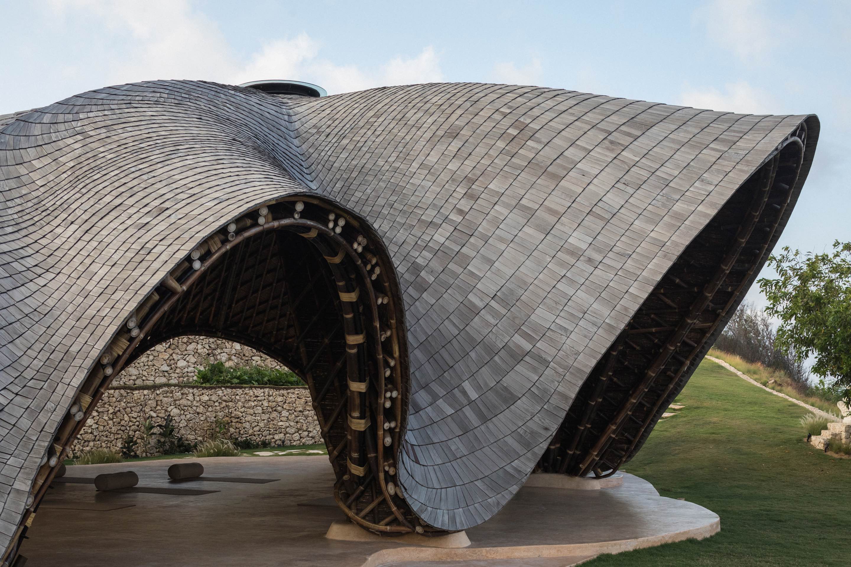 〈マンタ・ヨガ・シャラ（Manta Yoga Shala）〉パブロ・ルナ・スタジオ（Pablo Luna Studio）