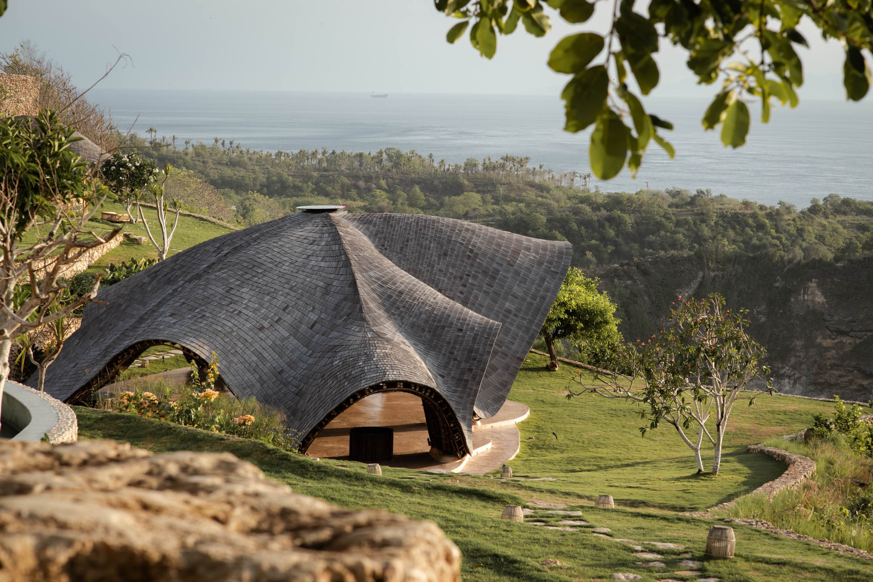 〈マンタ・ヨガ・シャラ（Manta Yoga Shala）〉パブロ・ルナ・スタジオ（Pablo Luna Studio）