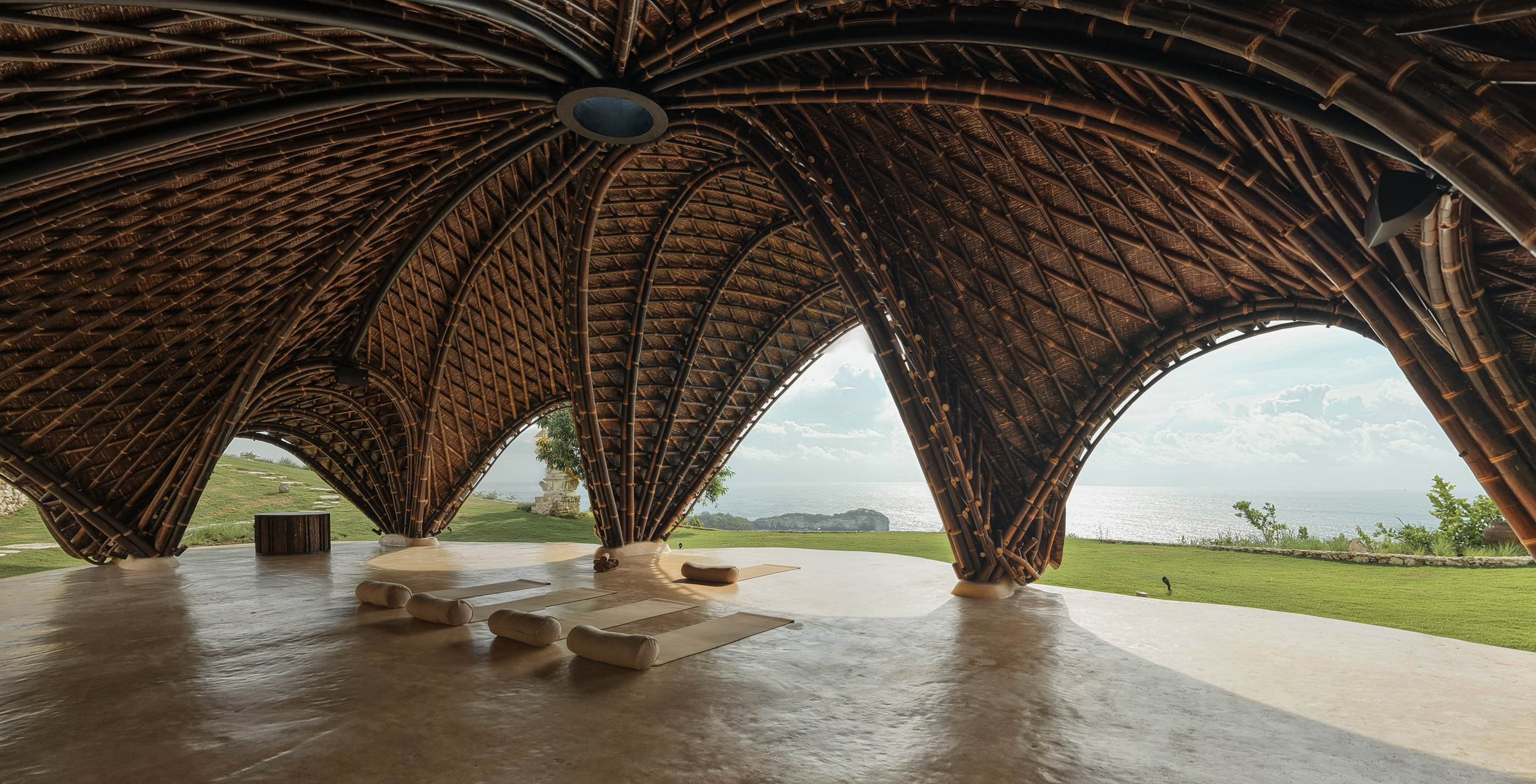 〈マンタ・ヨガ・シャラ（Manta Yoga Shala）〉パブロ・ルナ・スタジオ（Pablo Luna Studio）