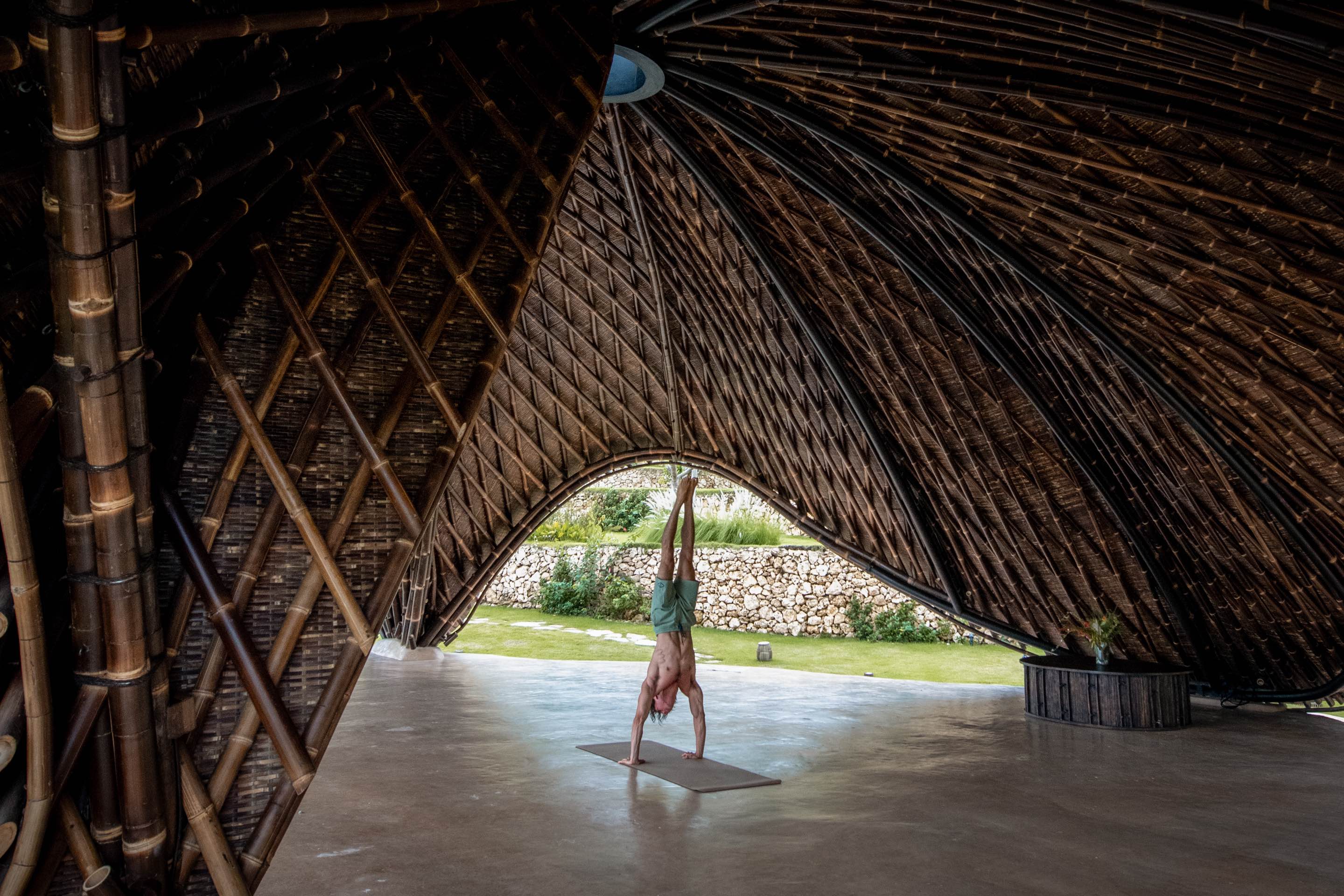 〈マンタ・ヨガ・シャラ（Manta Yoga Shala）〉パブロ・ルナ・スタジオ（Pablo Luna Studio）