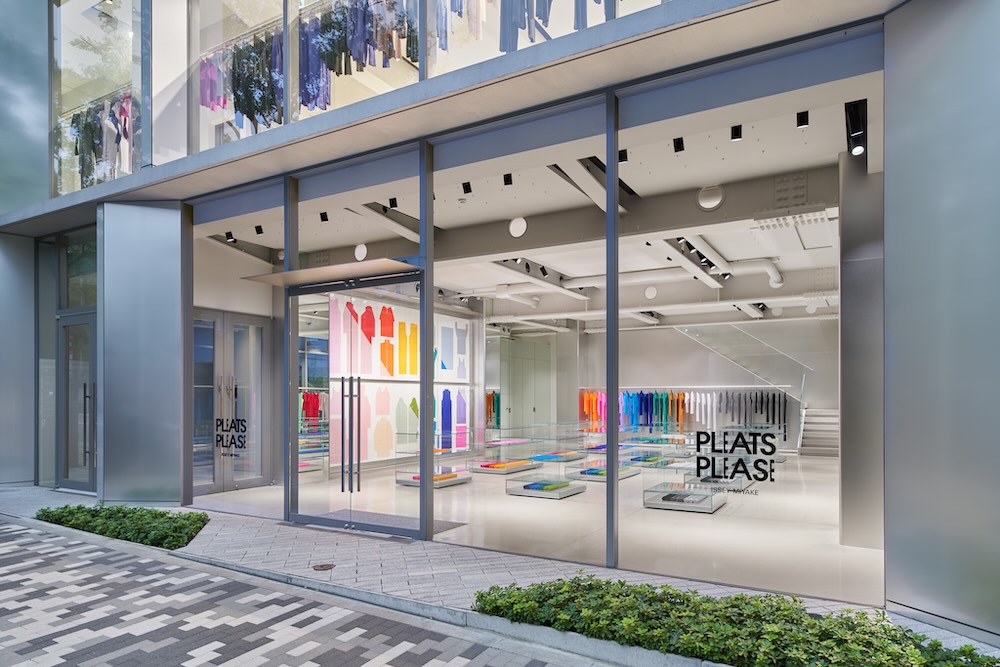 〈PLEATS PLEASE ISSEY MIYAKE / AOYAMA〉移転オープン、店内のデザインを吉岡徳仁氏が担当