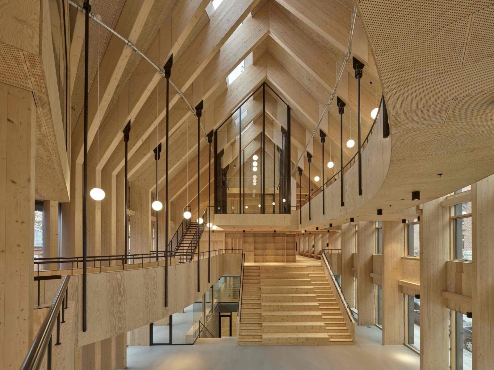 木造アーチが生み出す癒やしの空間〈コペンハーゲン健康センター〉ドルテ・マンドラップ、デンマーク