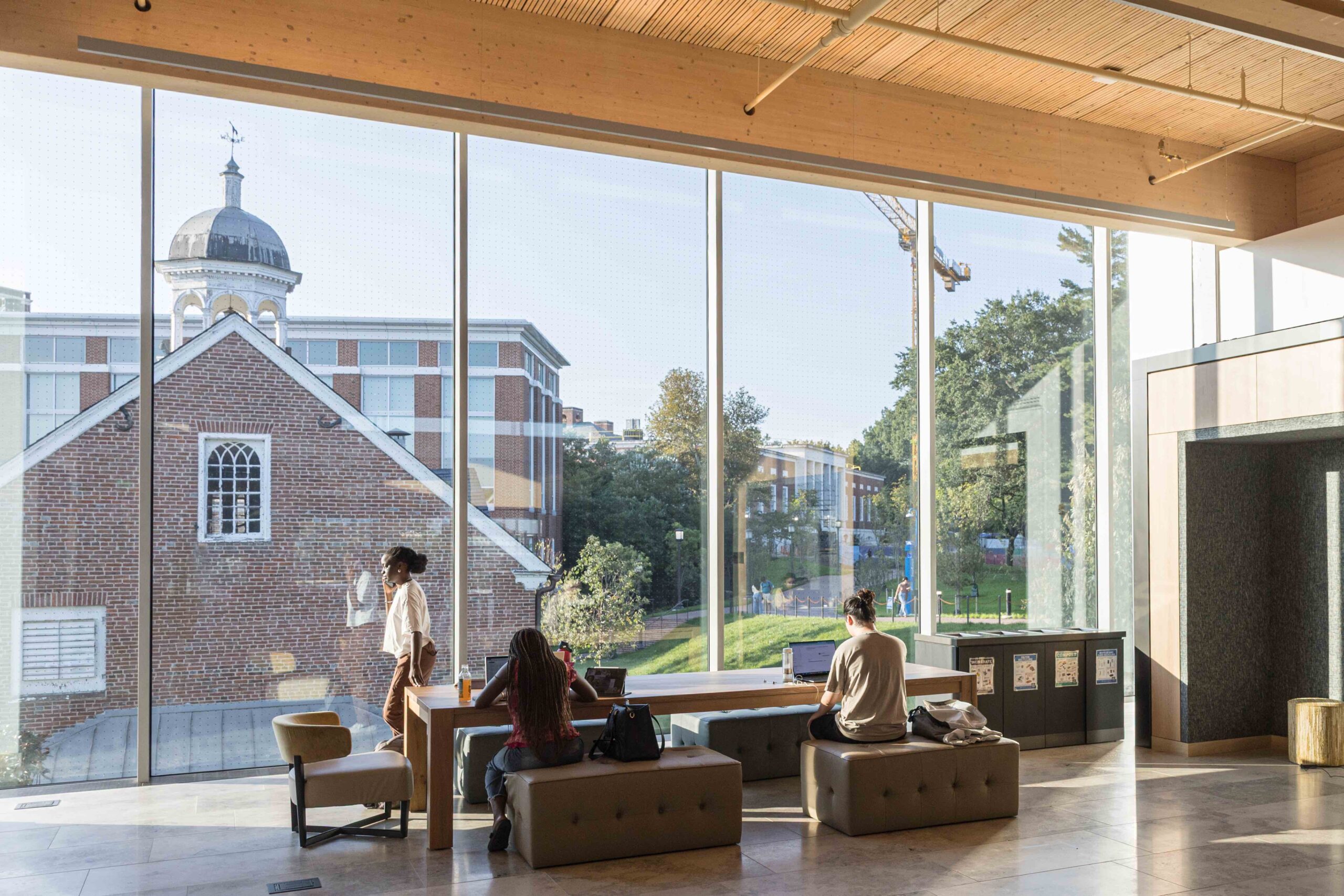 〈ブルームバーグ学生センター(Bloomberg Student Center)〉ビャルケ・インゲルス・グループ(Bjarke Ingels Group、BIG)ロックウェル・グループ(Rockwell Group)