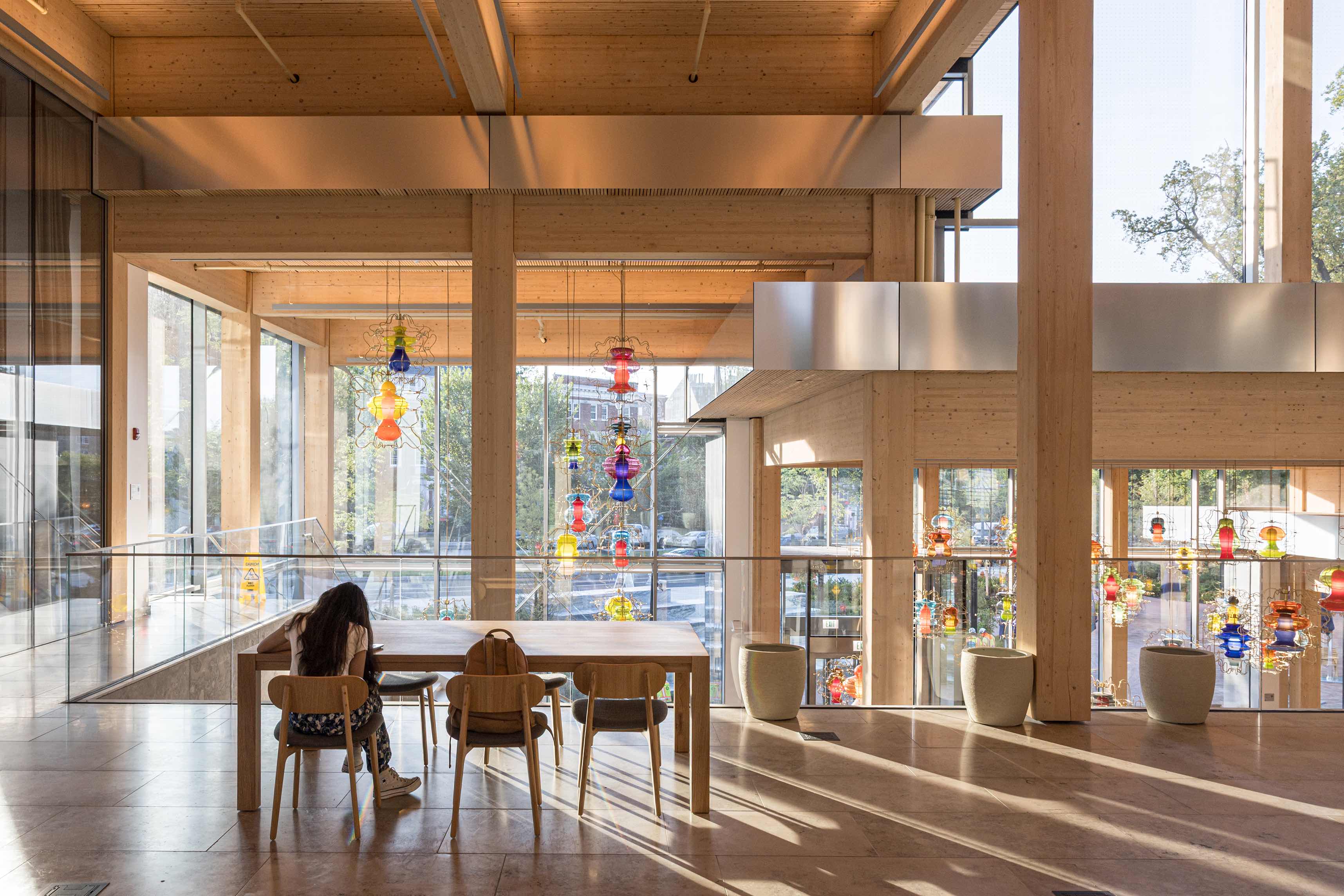 〈ブルームバーグ学生センター(Bloomberg Student Center)〉ビャルケ・インゲルス・グループ(Bjarke Ingels Group、BIG)ロックウェル・グループ(Rockwell Group)