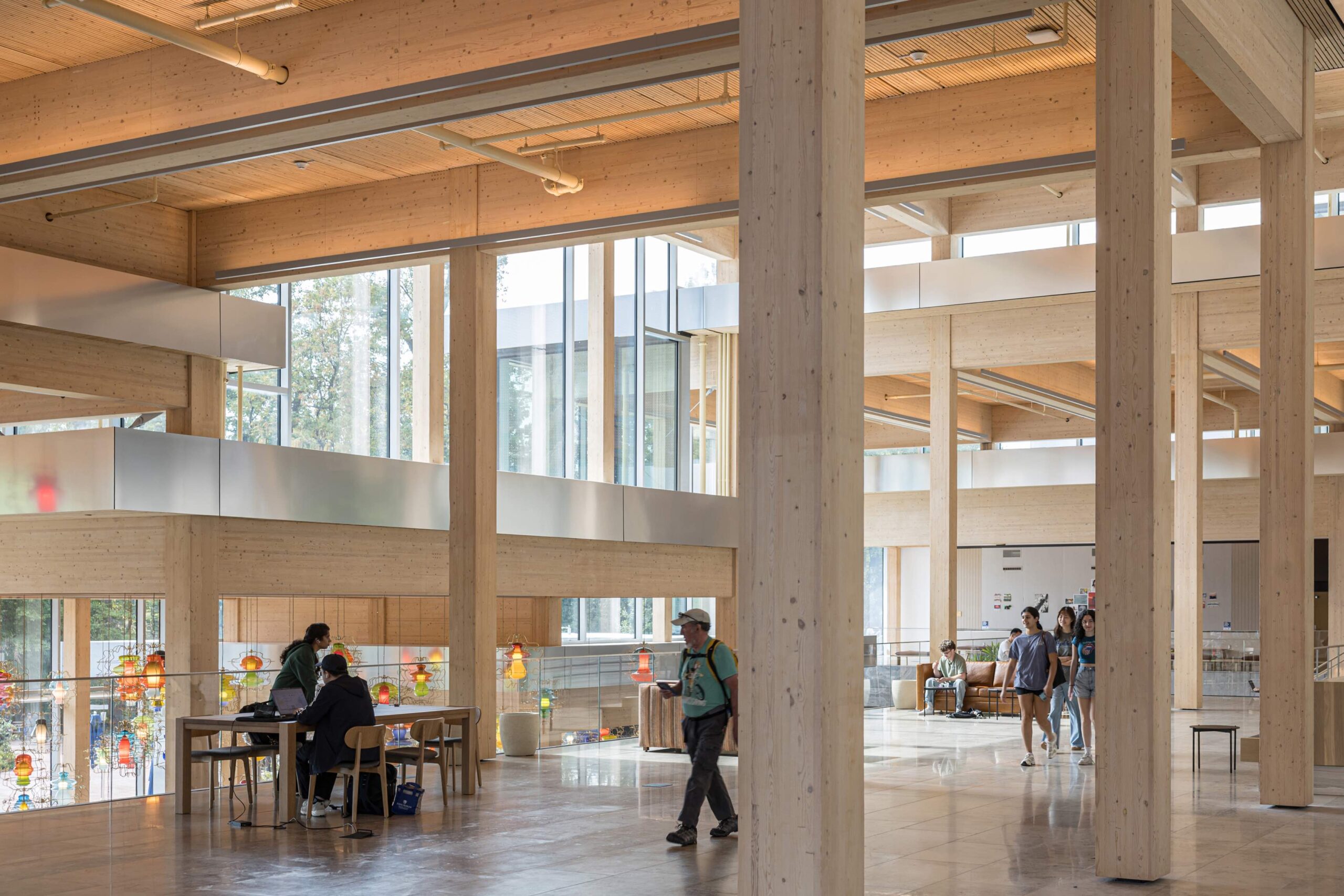 〈ブルームバーグ学生センター(Bloomberg Student Center)〉ビャルケ・インゲルス・グループ(Bjarke Ingels Group、BIG)ロックウェル・グループ(Rockwell Group)