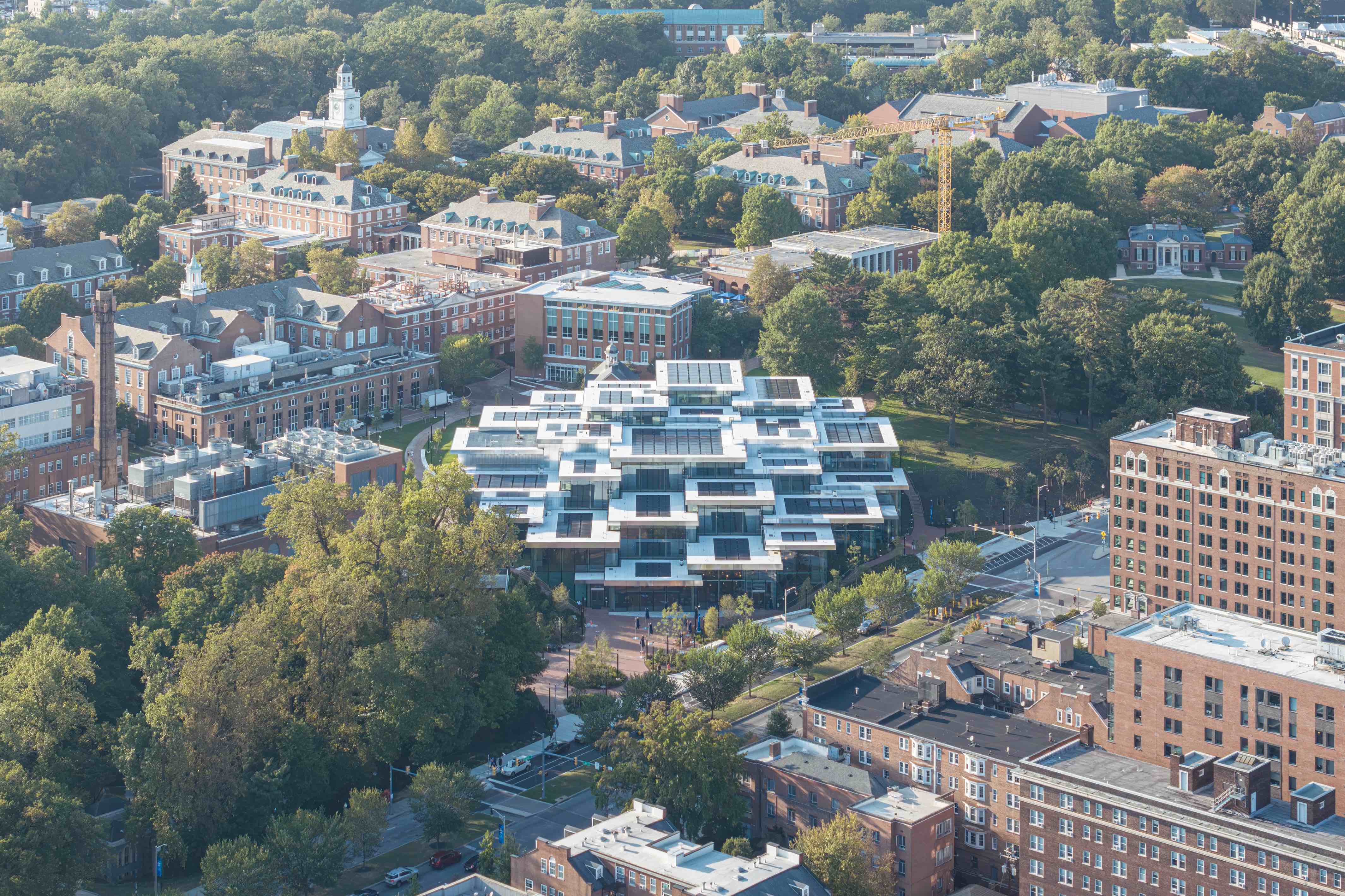 〈ブルームバーグ学生センター(Bloomberg Student Center)〉ビャルケ・インゲルス・グループ(Bjarke Ingels Group、BIG)ロックウェル・グループ(Rockwell Group)