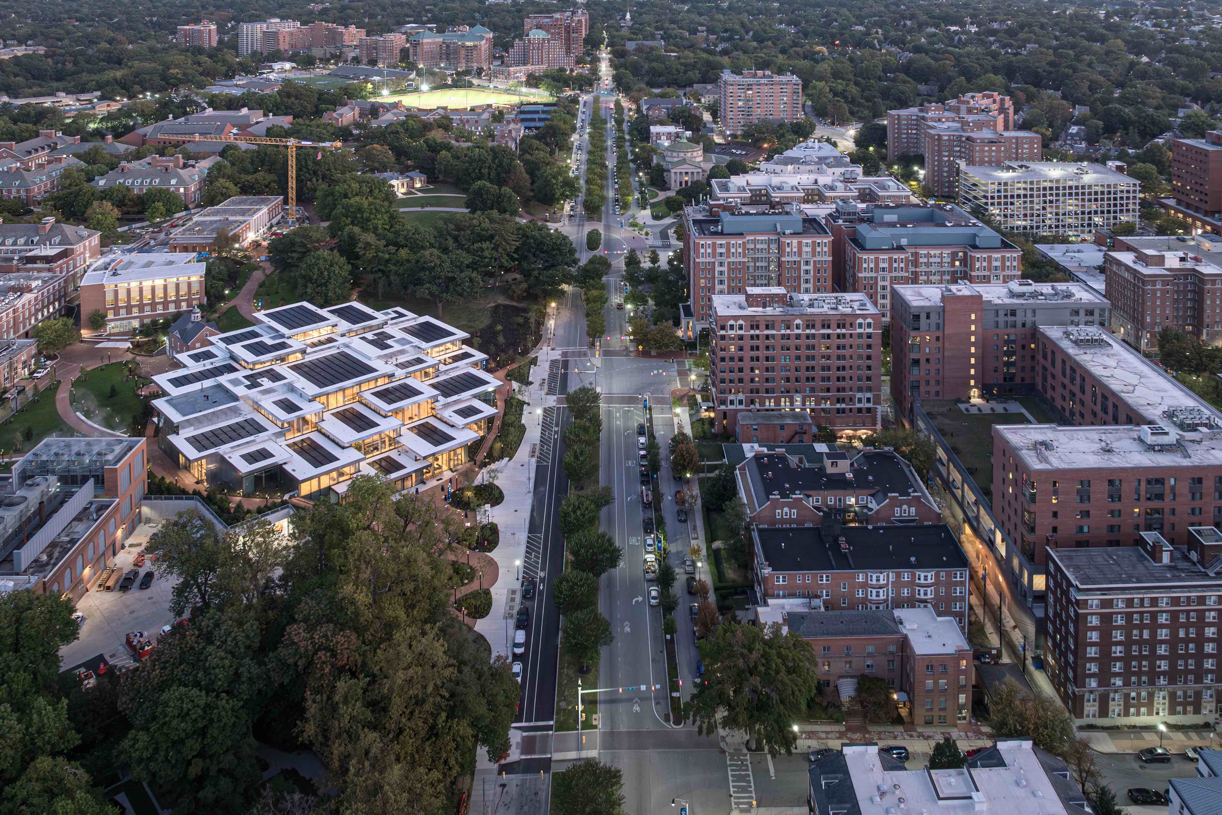 〈ブルームバーグ学生センター(Bloomberg Student Center)〉ビャルケ・インゲルス・グループ(Bjarke Ingels Group、BIG)ロックウェル・グループ(Rockwell Group)