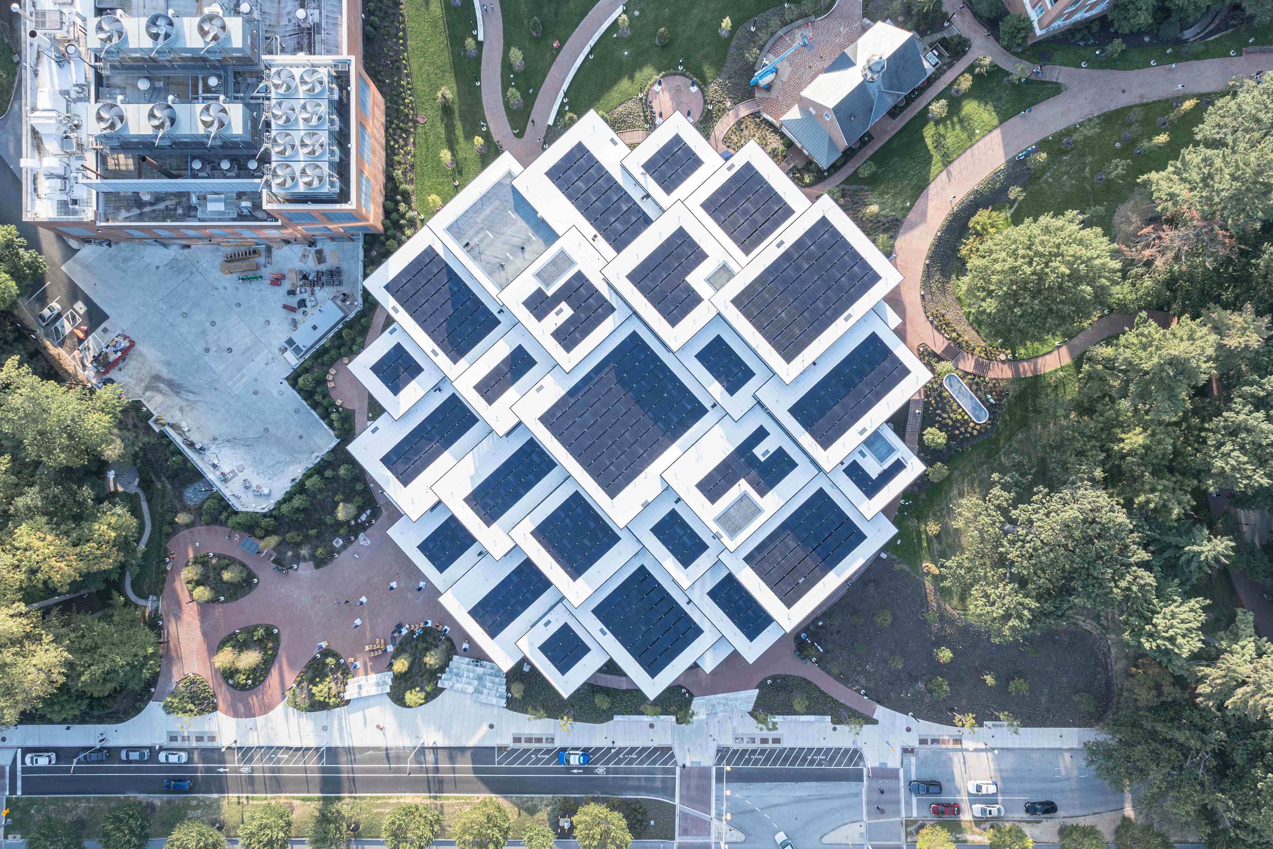 〈ブルームバーグ学生センター(Bloomberg Student Center)〉ビャルケ・インゲルス・グループ(Bjarke Ingels Group、BIG)ロックウェル・グループ(Rockwell Group)