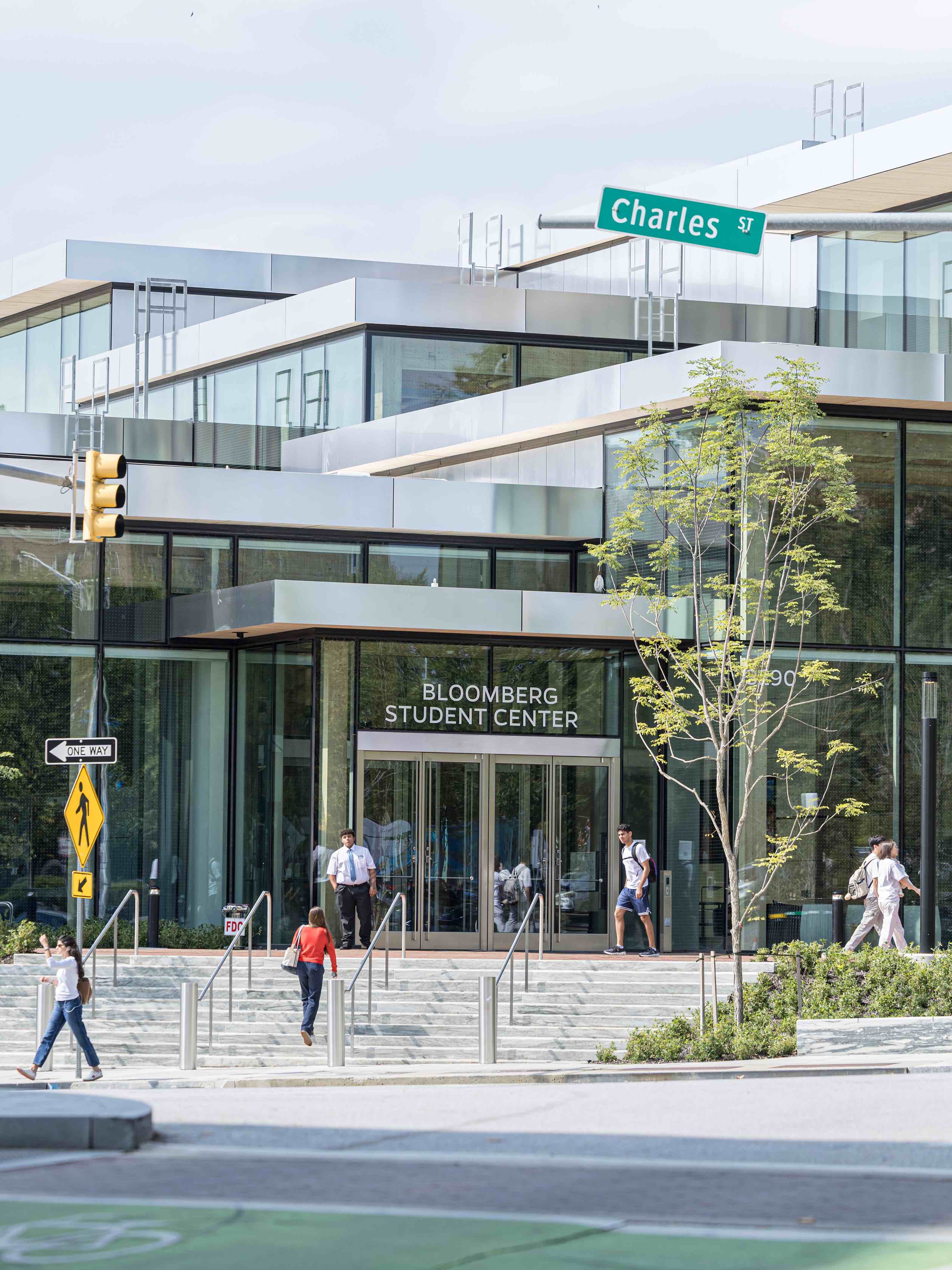 〈ブルームバーグ学生センター(Bloomberg Student Center)〉ビャルケ・インゲルス・グループ(Bjarke Ingels Group、BIG)ロックウェル・グループ(Rockwell Group)