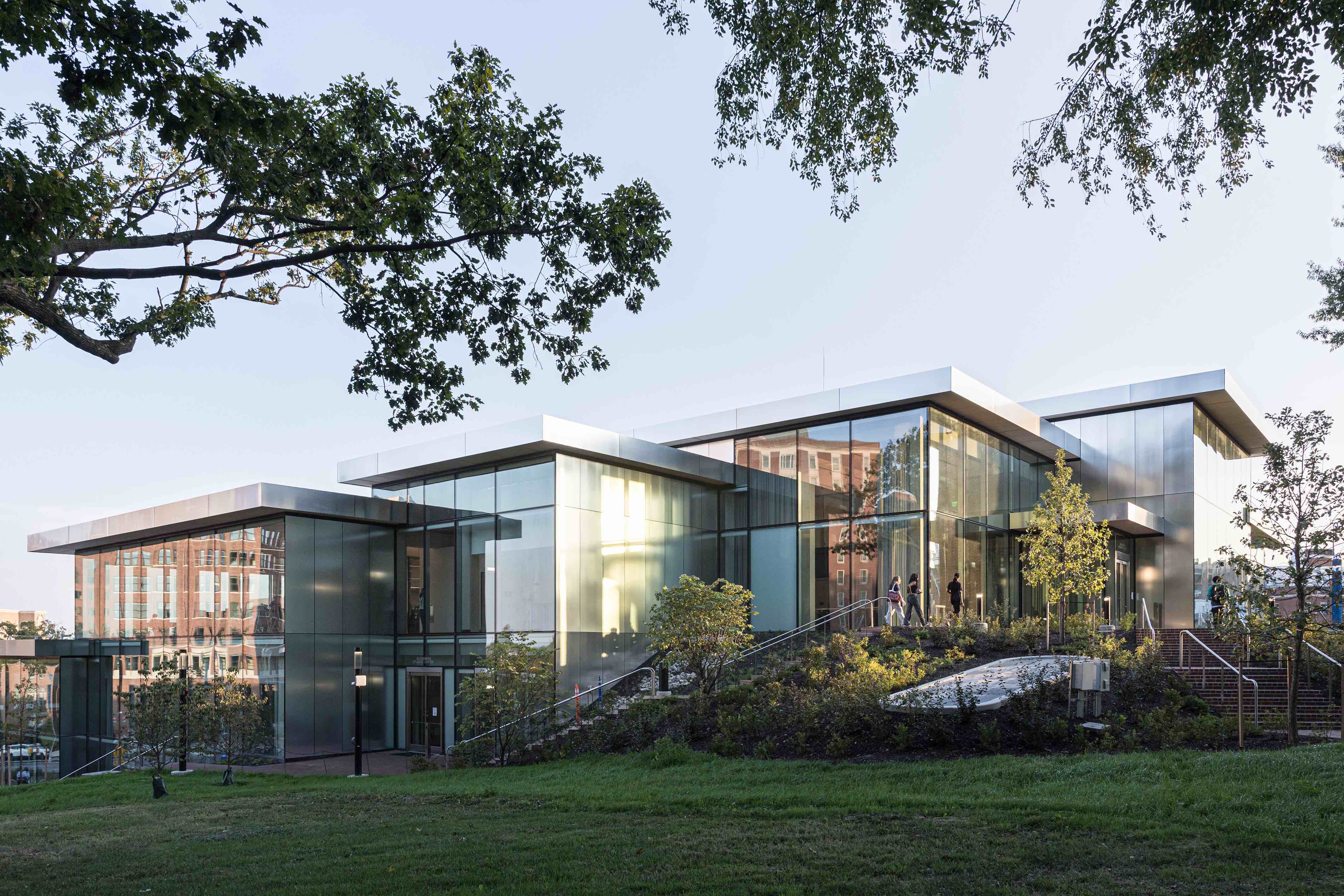 〈ブルームバーグ学生センター(Bloomberg Student Center)〉ビャルケ・インゲルス・グループ(Bjarke Ingels Group、BIG)ロックウェル・グループ(Rockwell Group)