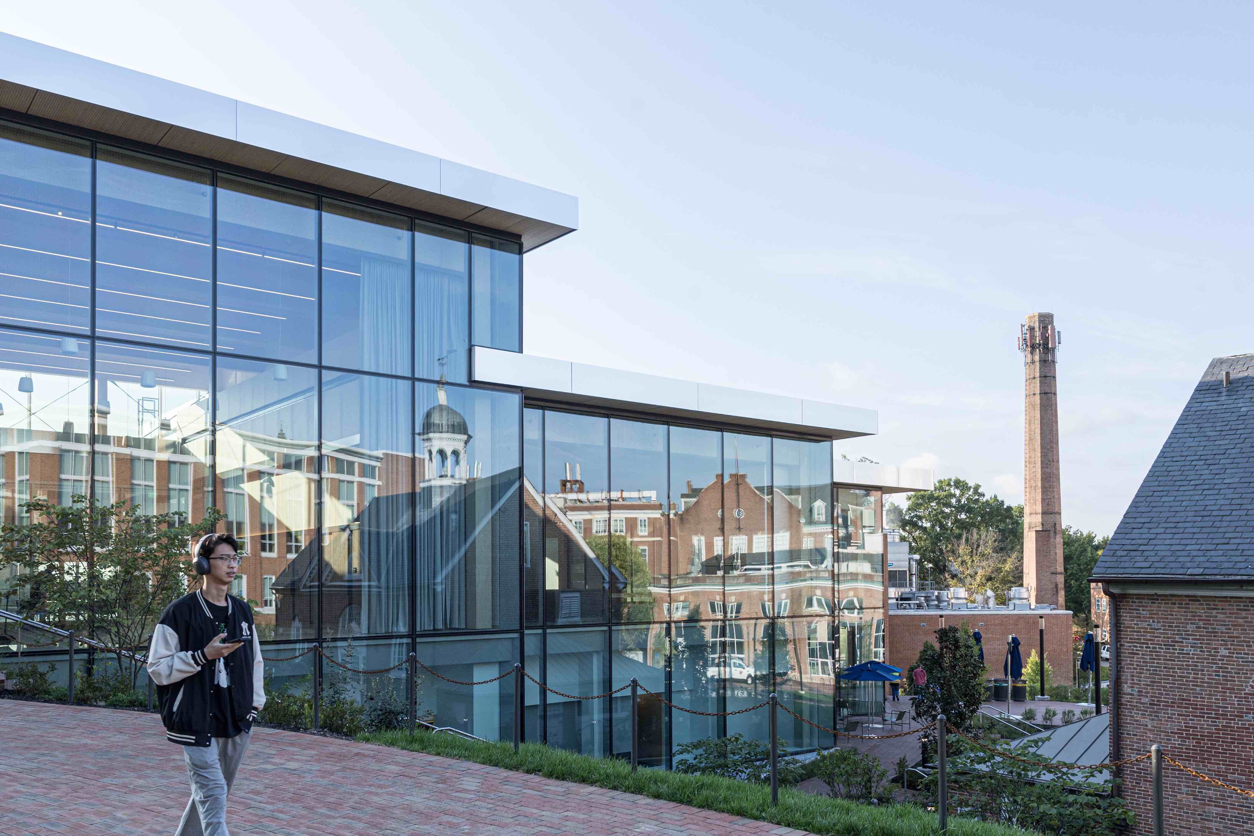 〈ブルームバーグ学生センター(Bloomberg Student Center)〉ビャルケ・インゲルス・グループ(Bjarke Ingels Group、BIG)ロックウェル・グループ(Rockwell Group)