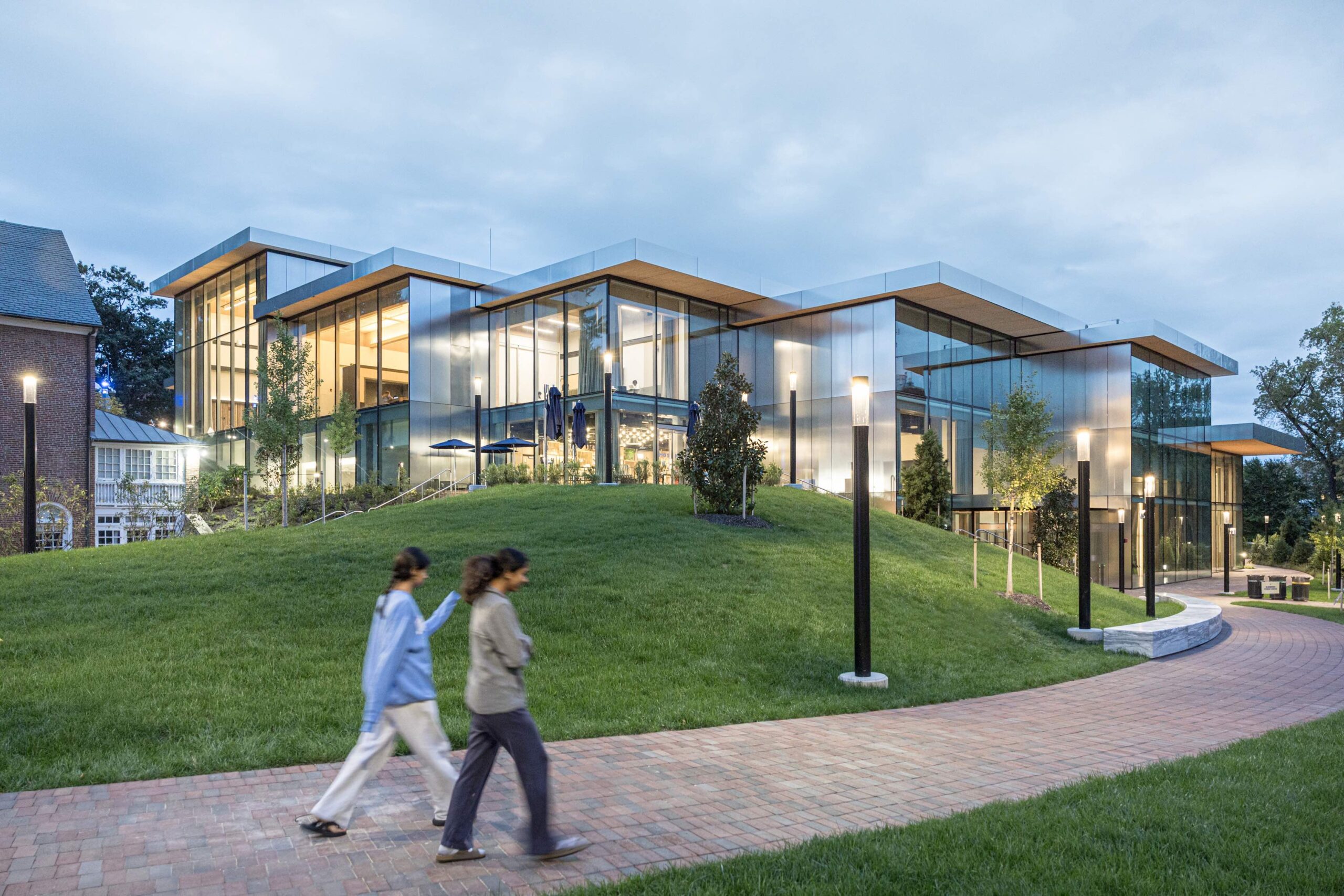 〈ブルームバーグ学生センター(Bloomberg Student Center)〉ビャルケ・インゲルス・グループ(Bjarke Ingels Group、BIG)ロックウェル・グループ(Rockwell Group)