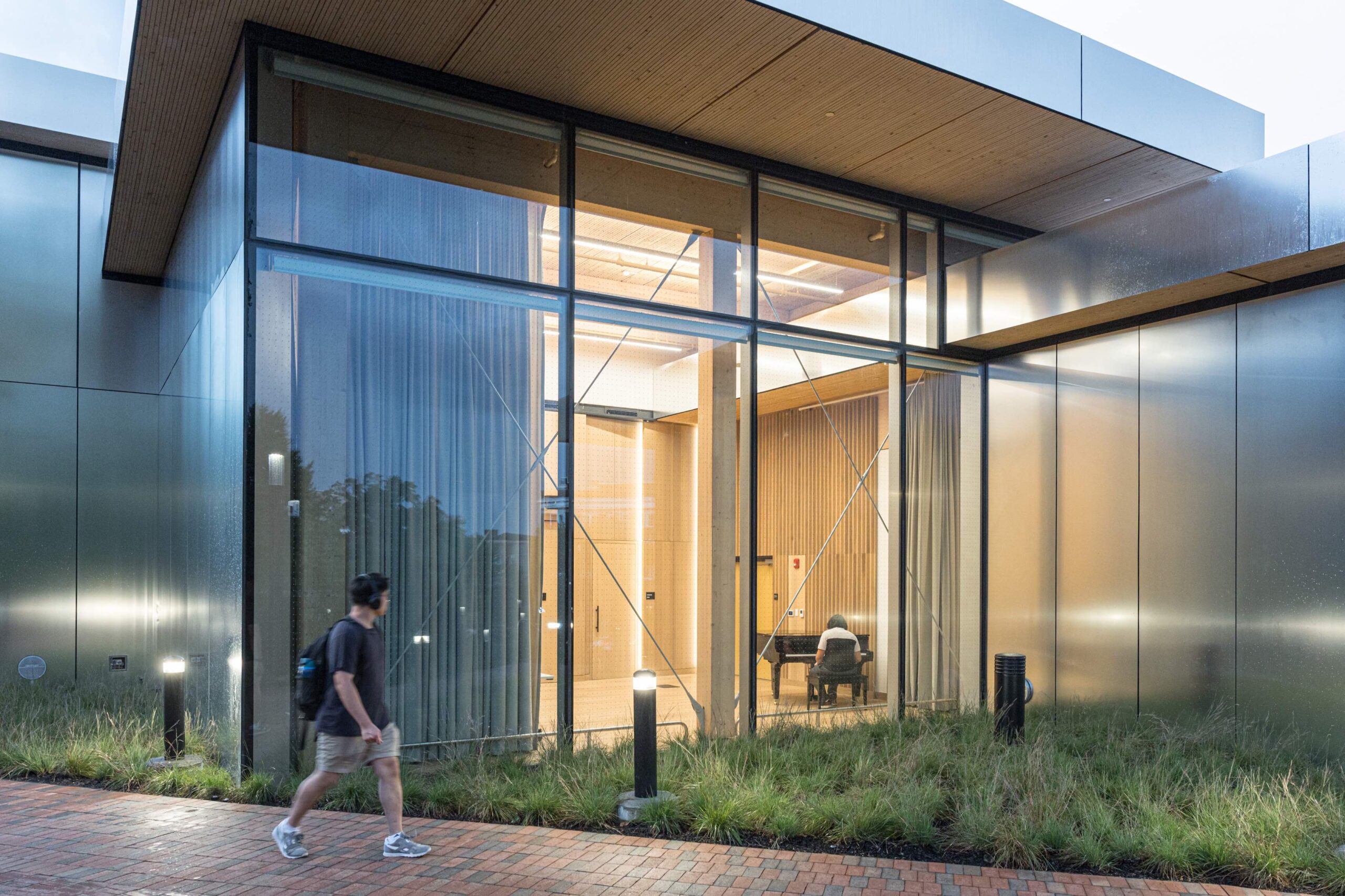 〈ブルームバーグ学生センター(Bloomberg Student Center)〉ビャルケ・インゲルス・グループ(Bjarke Ingels Group、BIG)ロックウェル・グループ(Rockwell Group)