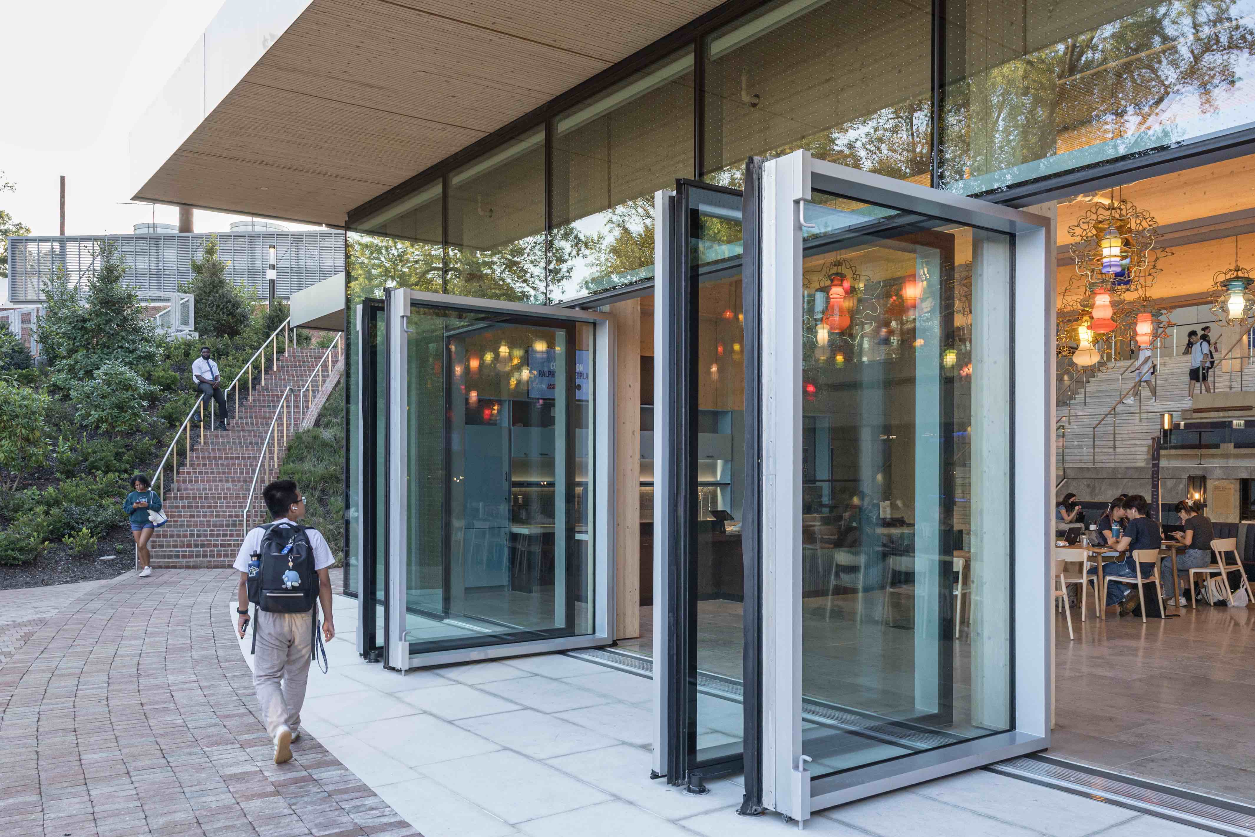 〈ブルームバーグ学生センター(Bloomberg Student Center)〉ビャルケ・インゲルス・グループ(Bjarke Ingels Group、BIG)ロックウェル・グループ(Rockwell Group)