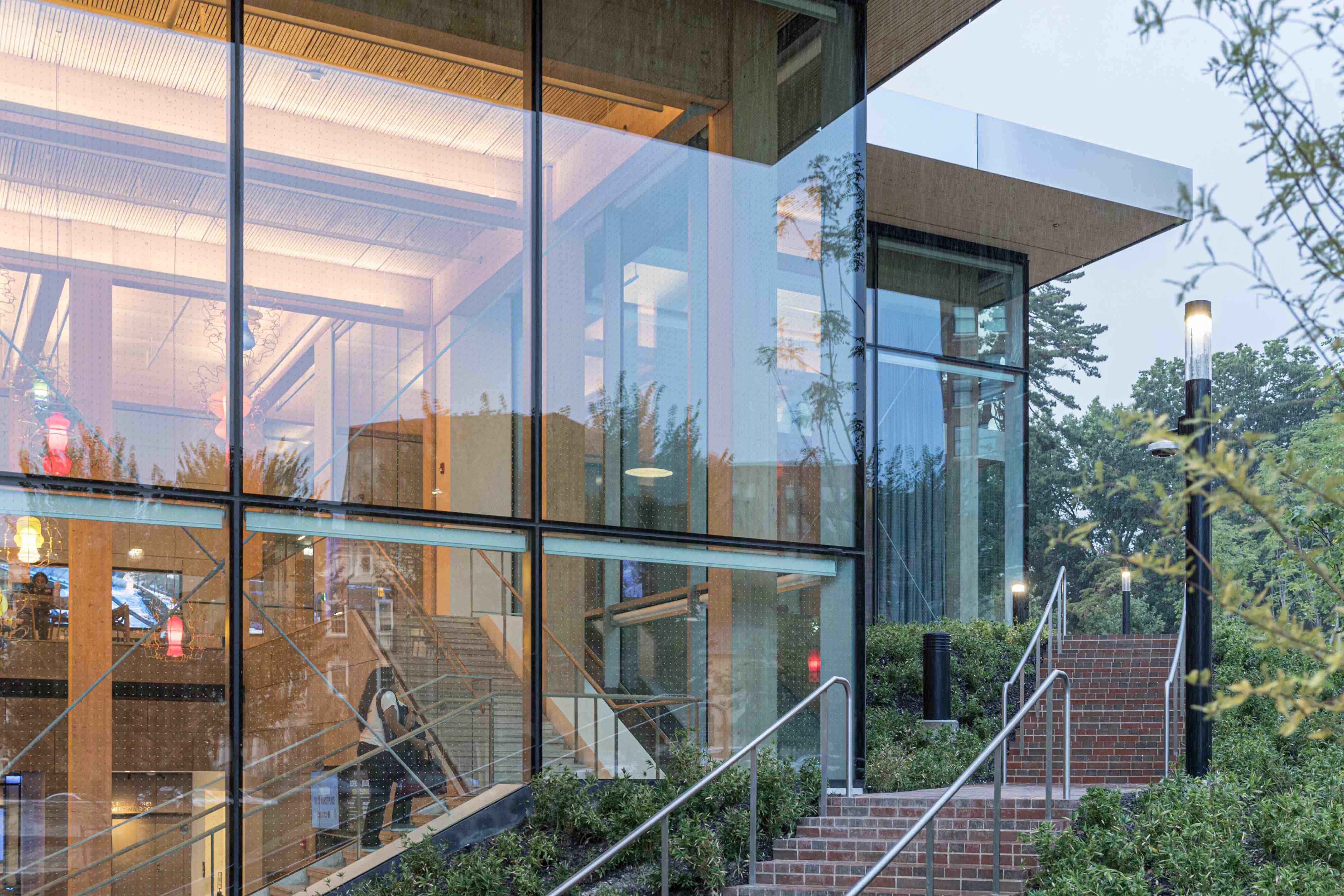 〈ブルームバーグ学生センター(Bloomberg Student Center)〉ビャルケ・インゲルス・グループ(Bjarke Ingels Group、BIG)ロックウェル・グループ(Rockwell Group)