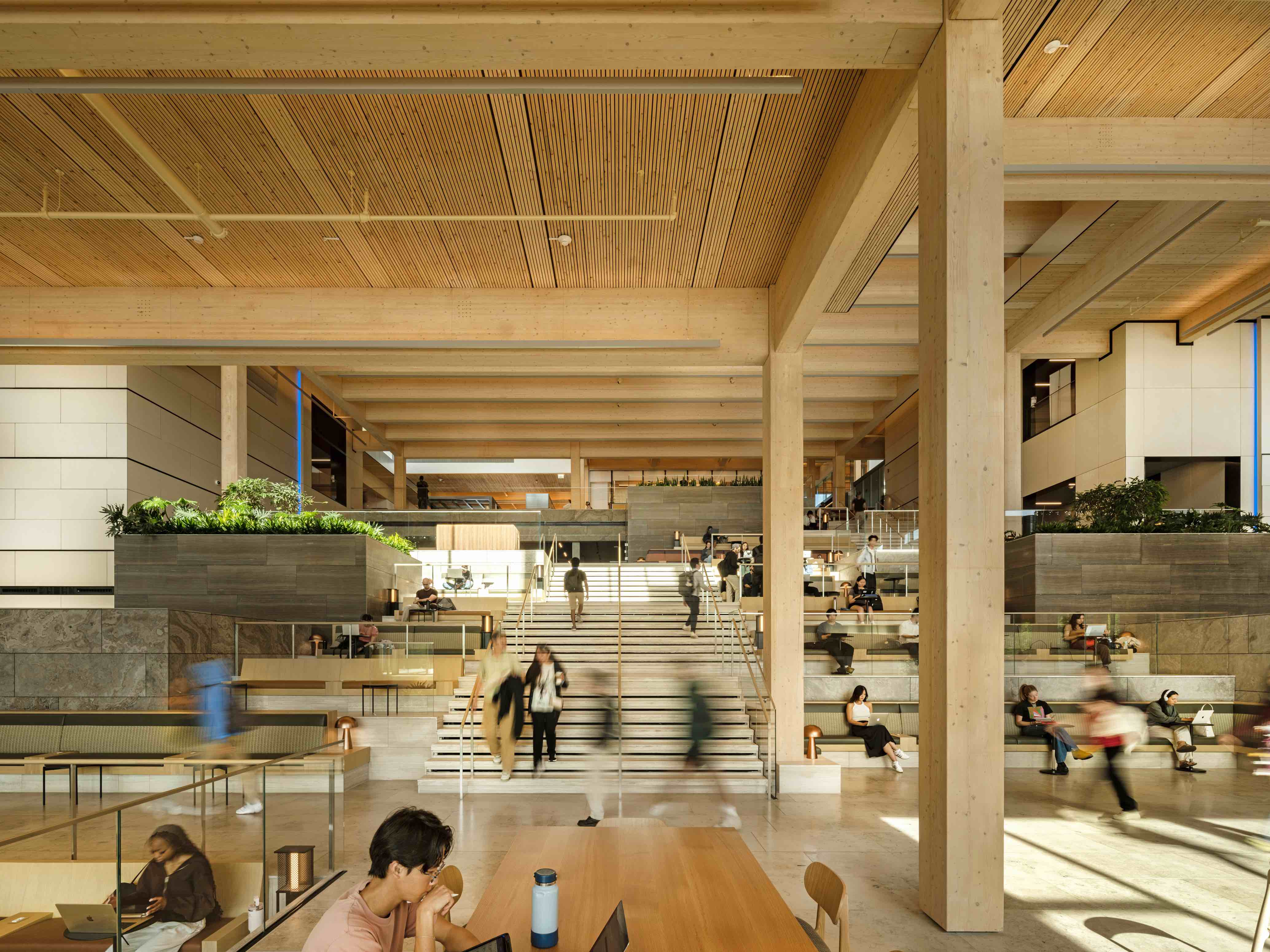 〈ブルームバーグ学生センター(Bloomberg Student Center)〉ビャルケ・インゲルス・グループ(Bjarke Ingels Group、BIG)ロックウェル・グループ(Rockwell Group)