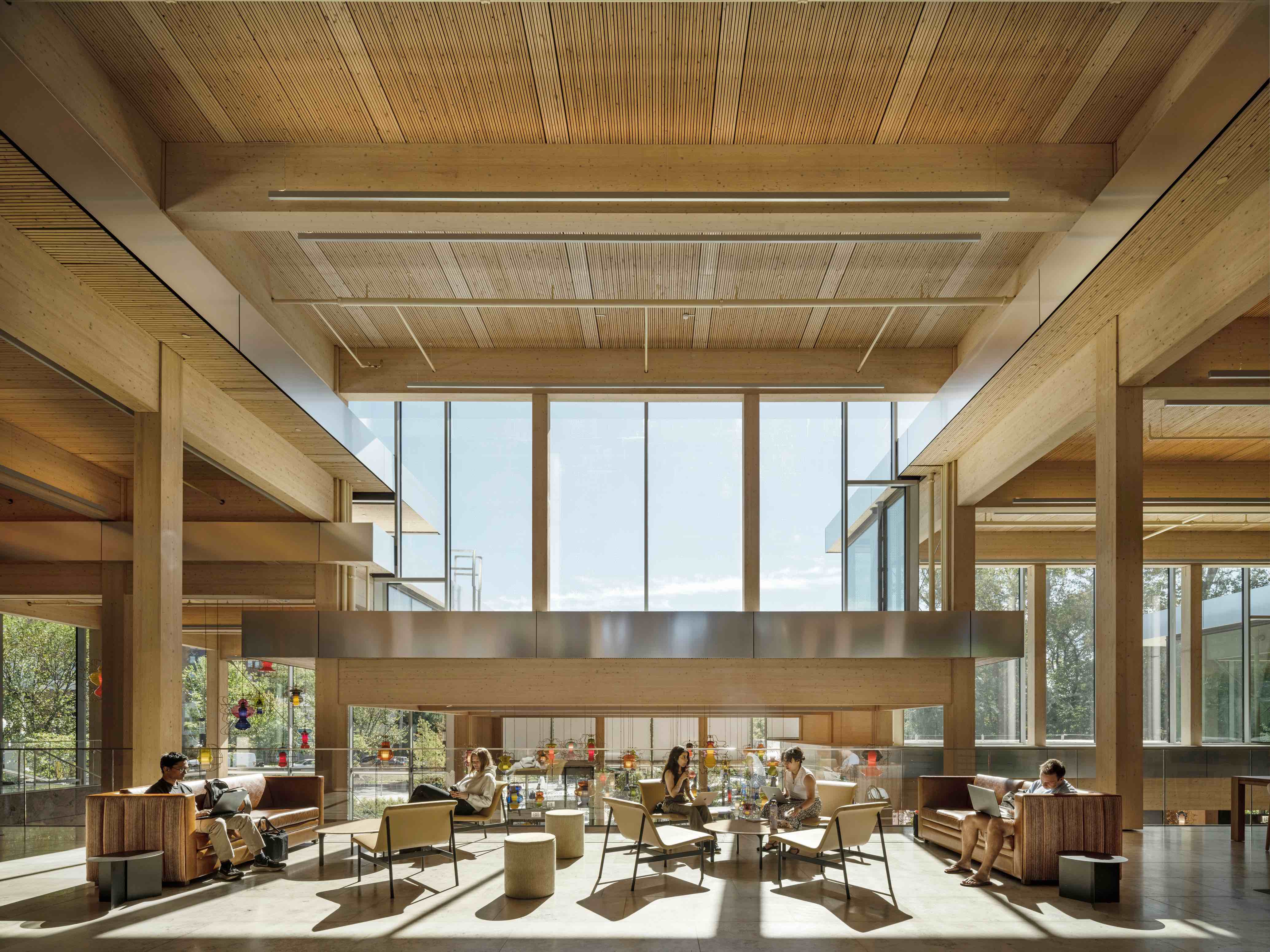 〈ブルームバーグ学生センター(Bloomberg Student Center)〉ビャルケ・インゲルス・グループ(Bjarke Ingels Group、BIG)ロックウェル・グループ(Rockwell Group)