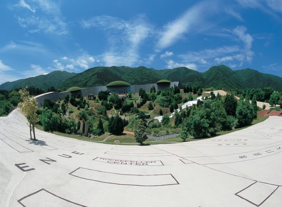 荒川修作＋マドリン・ギンズ〈養老天命反転地〉にて開園30周年記念イベント 10/25より開催