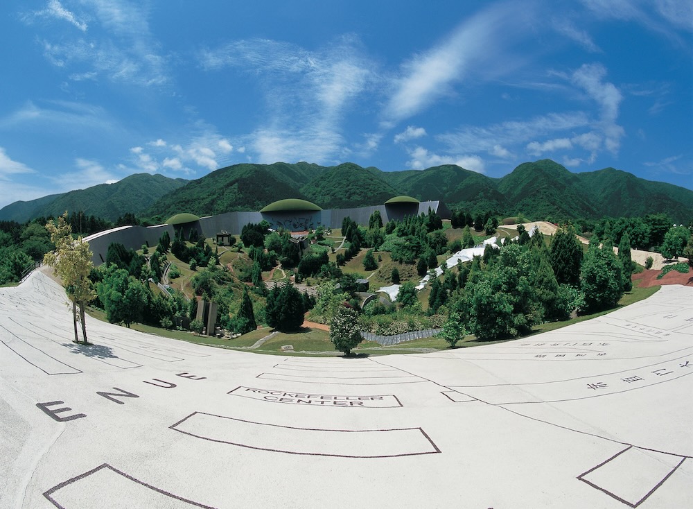 荒川修作＋マドリン・ギンズ〈養老天命反転地〉1995