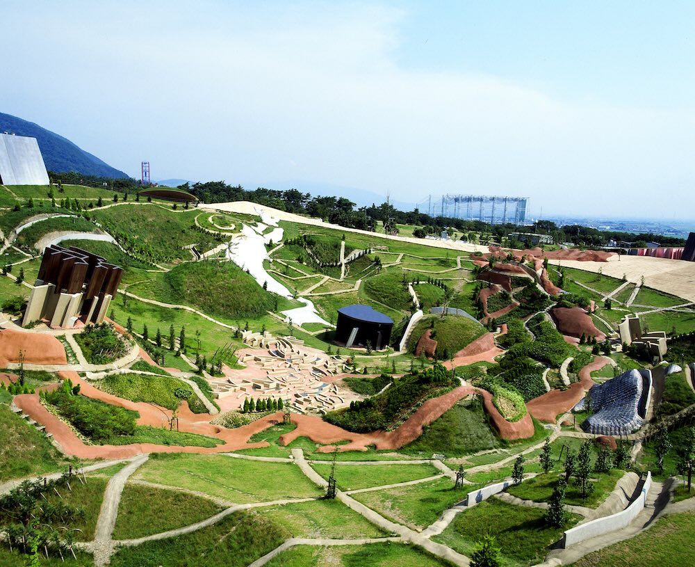 荒川修作＋マドリン・ギンズ〈養老天命反転地〉にて開園30周年記念イベント 10/25より開催