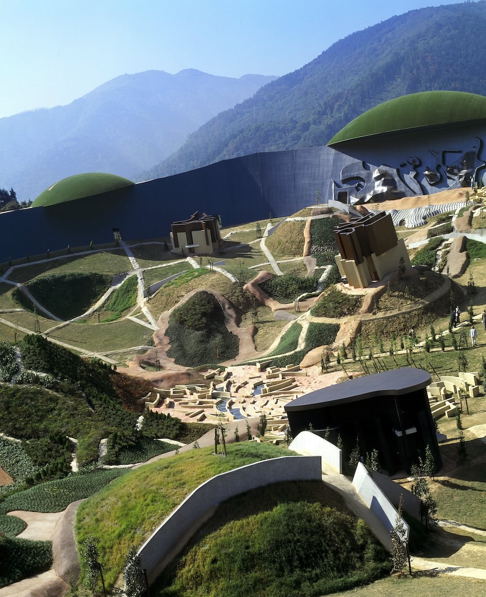 荒川修作＋マドリン・ギンズ〈養老天命反転地〉1995