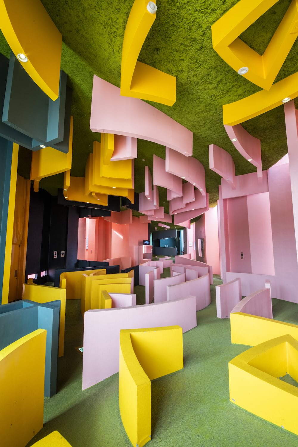 荒川修作＋マドリン・ギンズ〈養老天命反転地〉1995