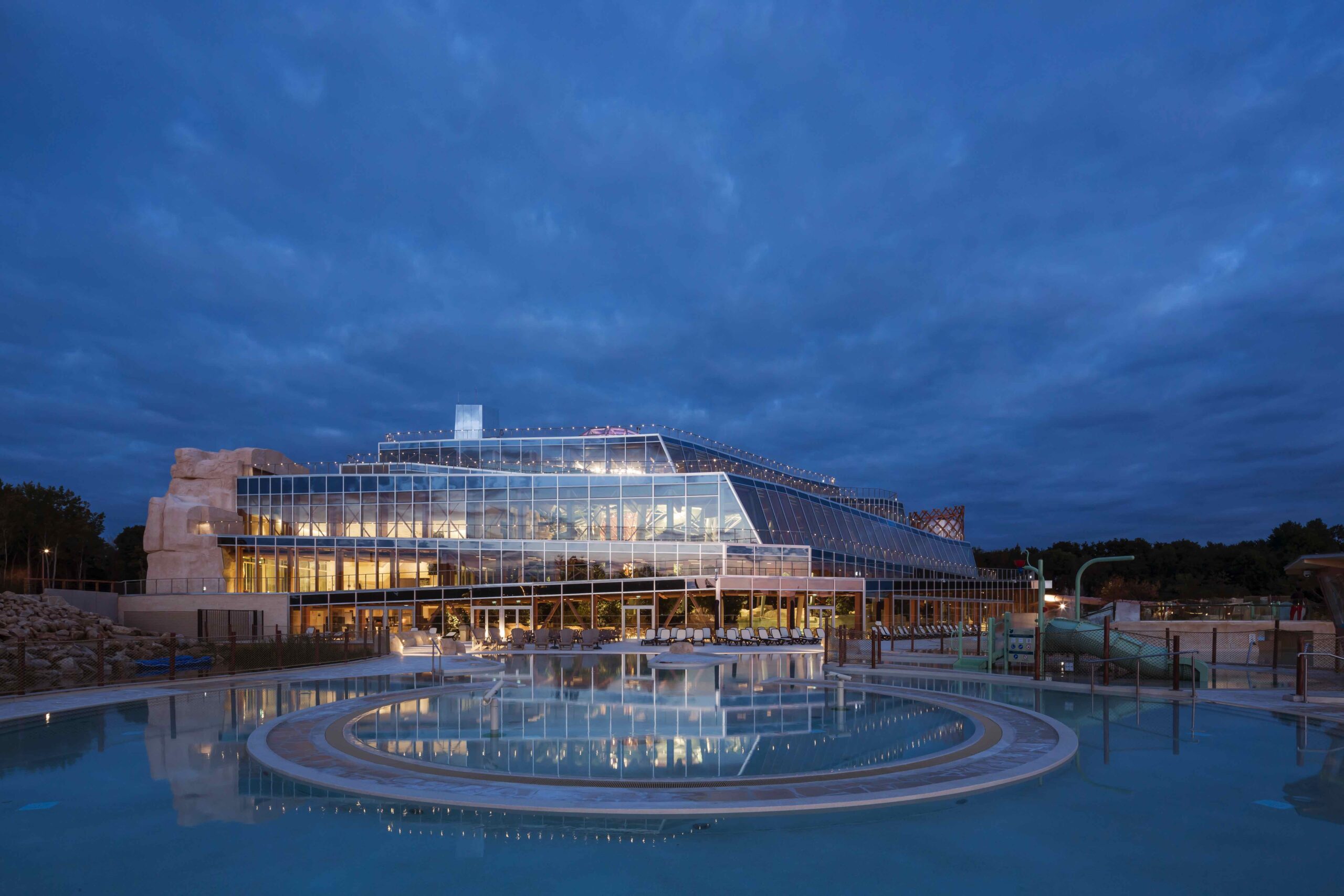 〈ウォーターパーク・アクアラゴン（Water park AQUALAGON）〉フェリエ・マルケッティ・スタジオ（Ferrier Marchetti Studio）