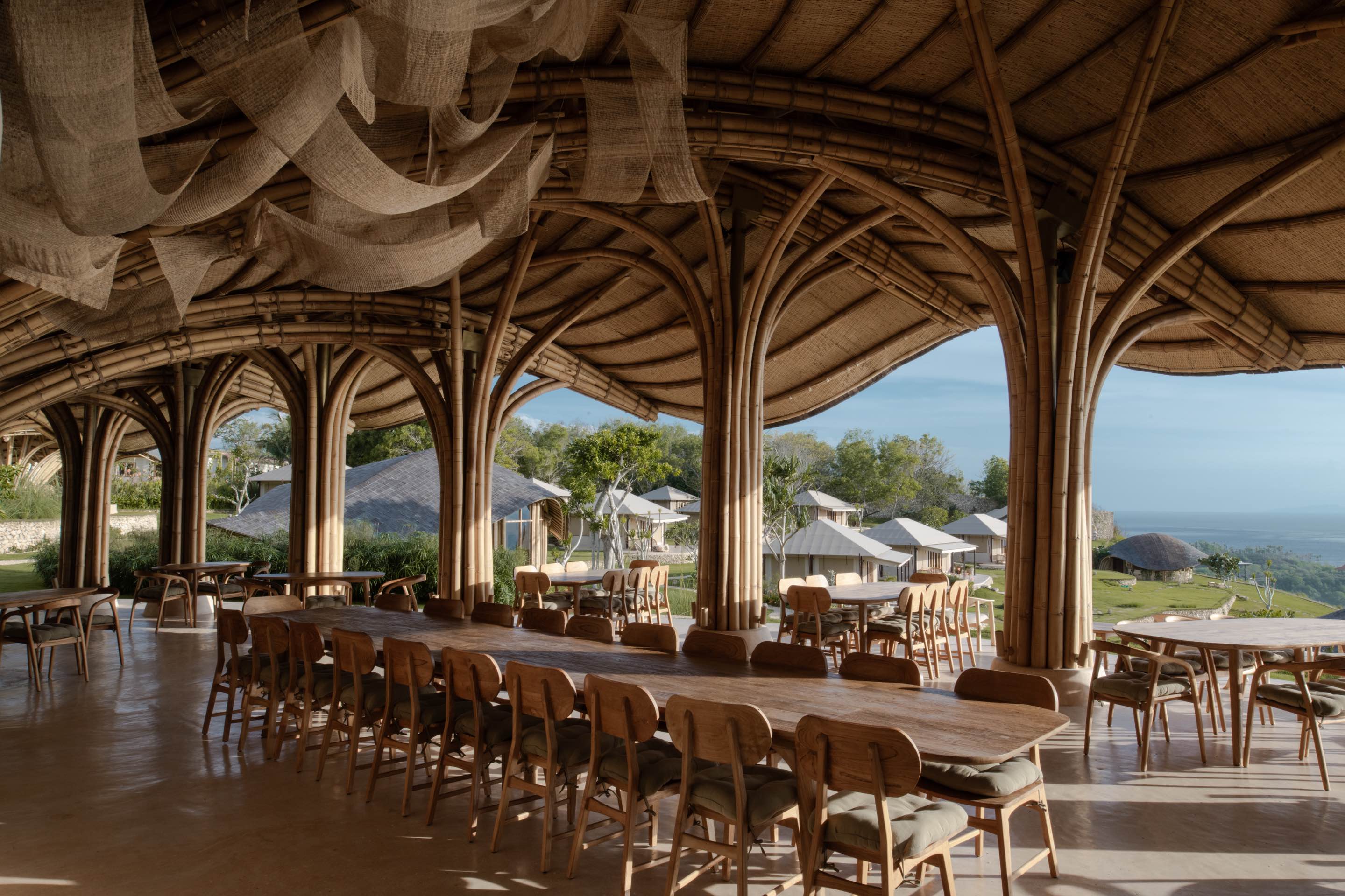 〈シェル・レストラン（Shell Restaurant）〉パブロ・ルナ・スタジオ（Pablo Luna Studio）