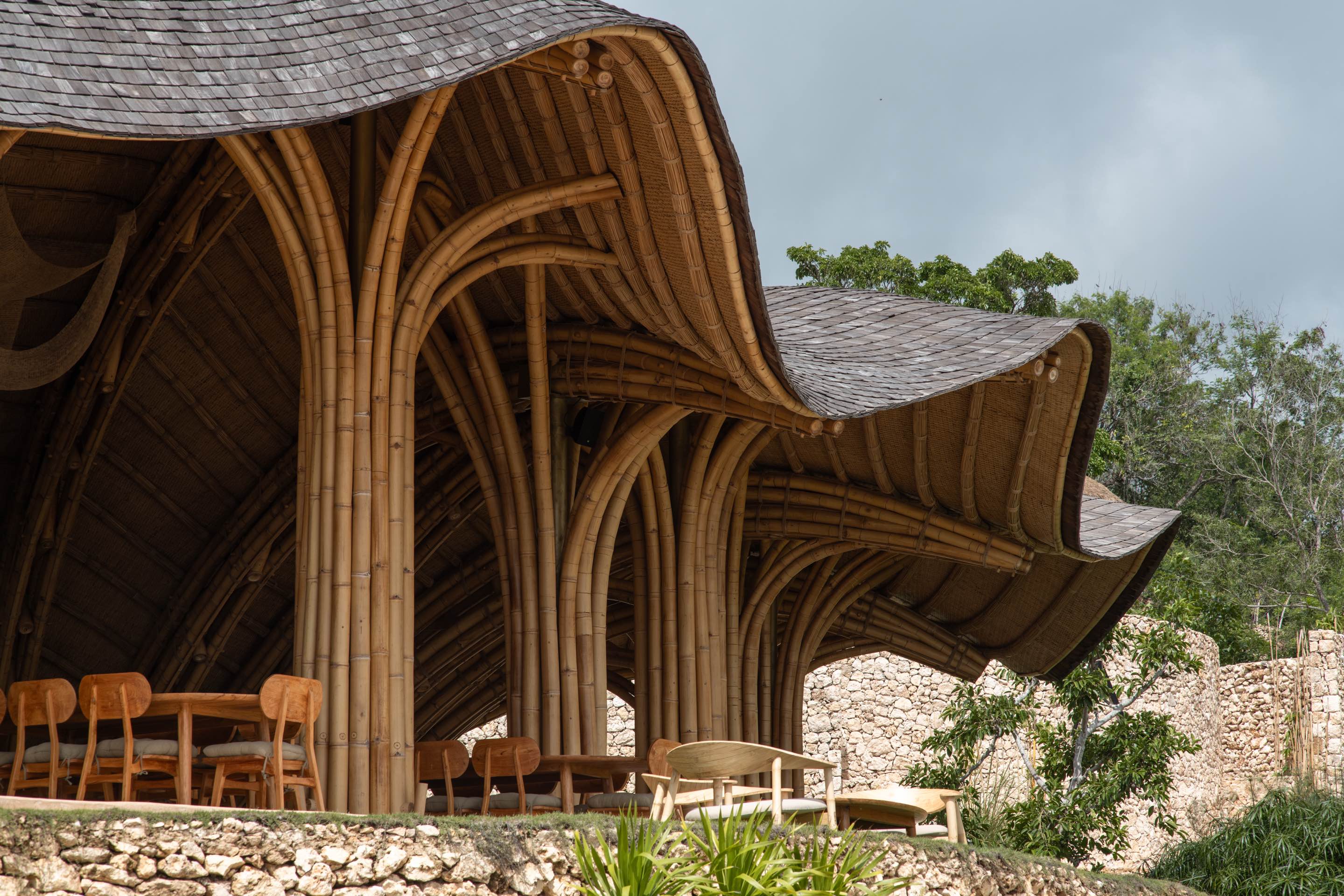 〈シェル・レストラン（Shell Restaurant）〉パブロ・ルナ・スタジオ（Pablo Luna Studio）