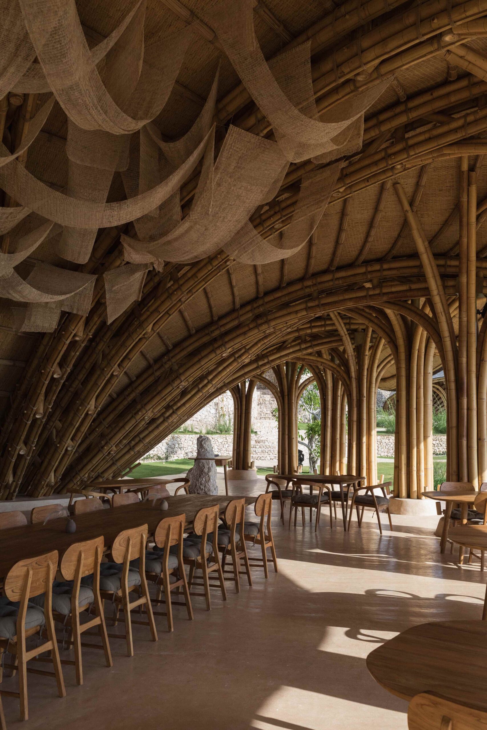 〈シェル・レストラン（Shell Restaurant）〉パブロ・ルナ・スタジオ（Pablo Luna Studio）