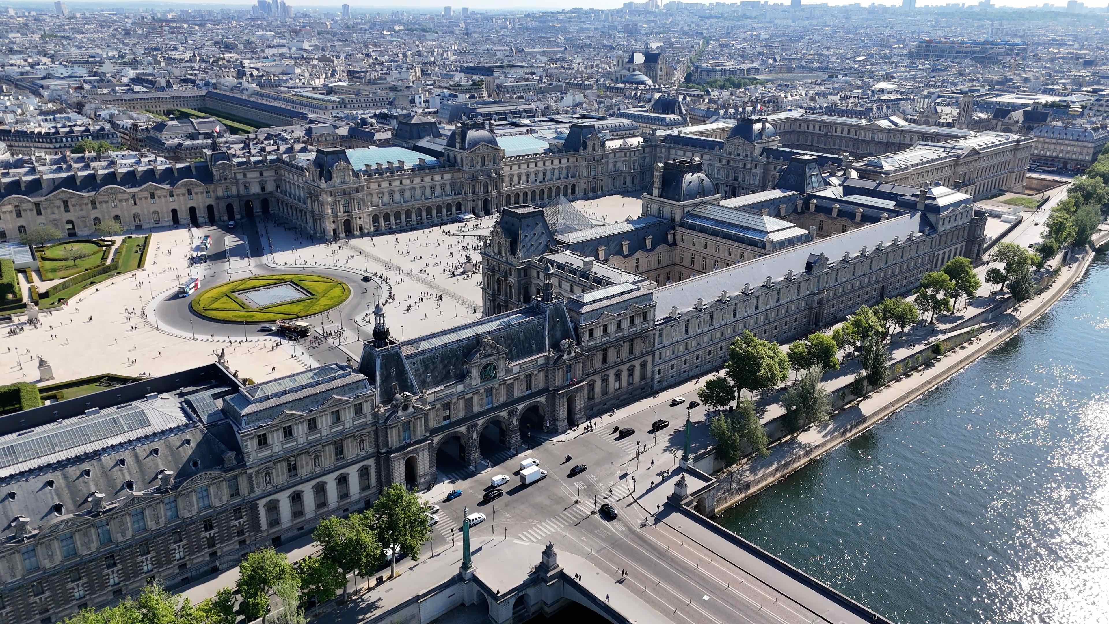 〈ルーヴル美術館〉