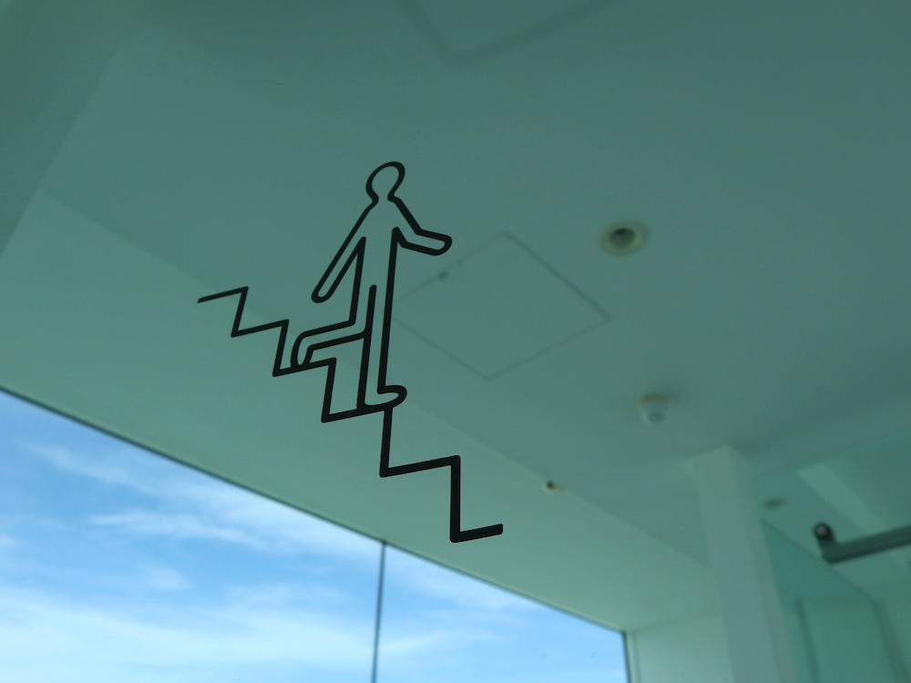 横須賀美術館 館内ピクトグラム「よこすかくん」