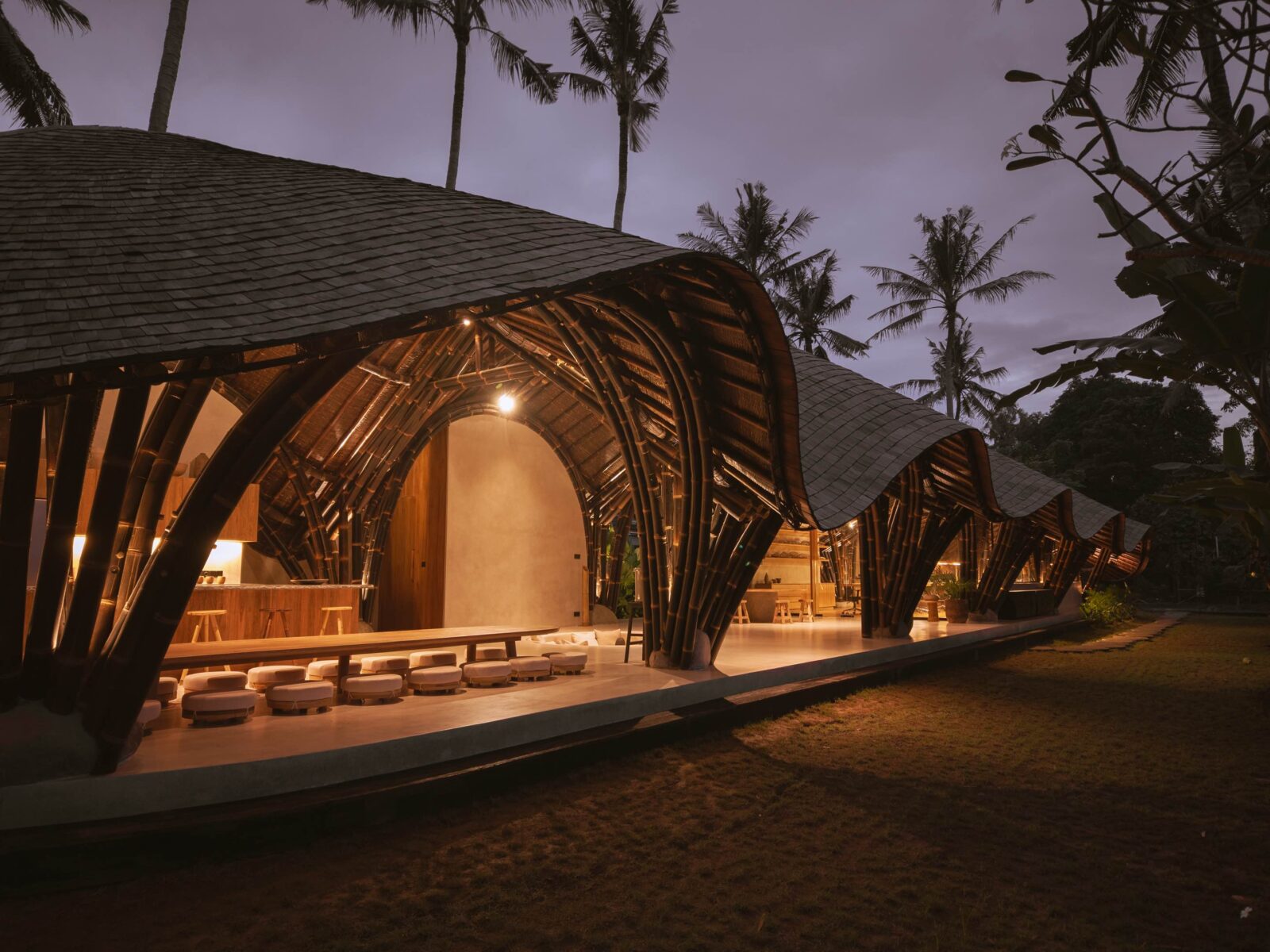 バリ島の村に建つ竹でつくる設計事務所の自社オフィス〈スタジオ・ロッドトゥンドゥ〉パブロ・ルナ・スタジオ、インドネシア