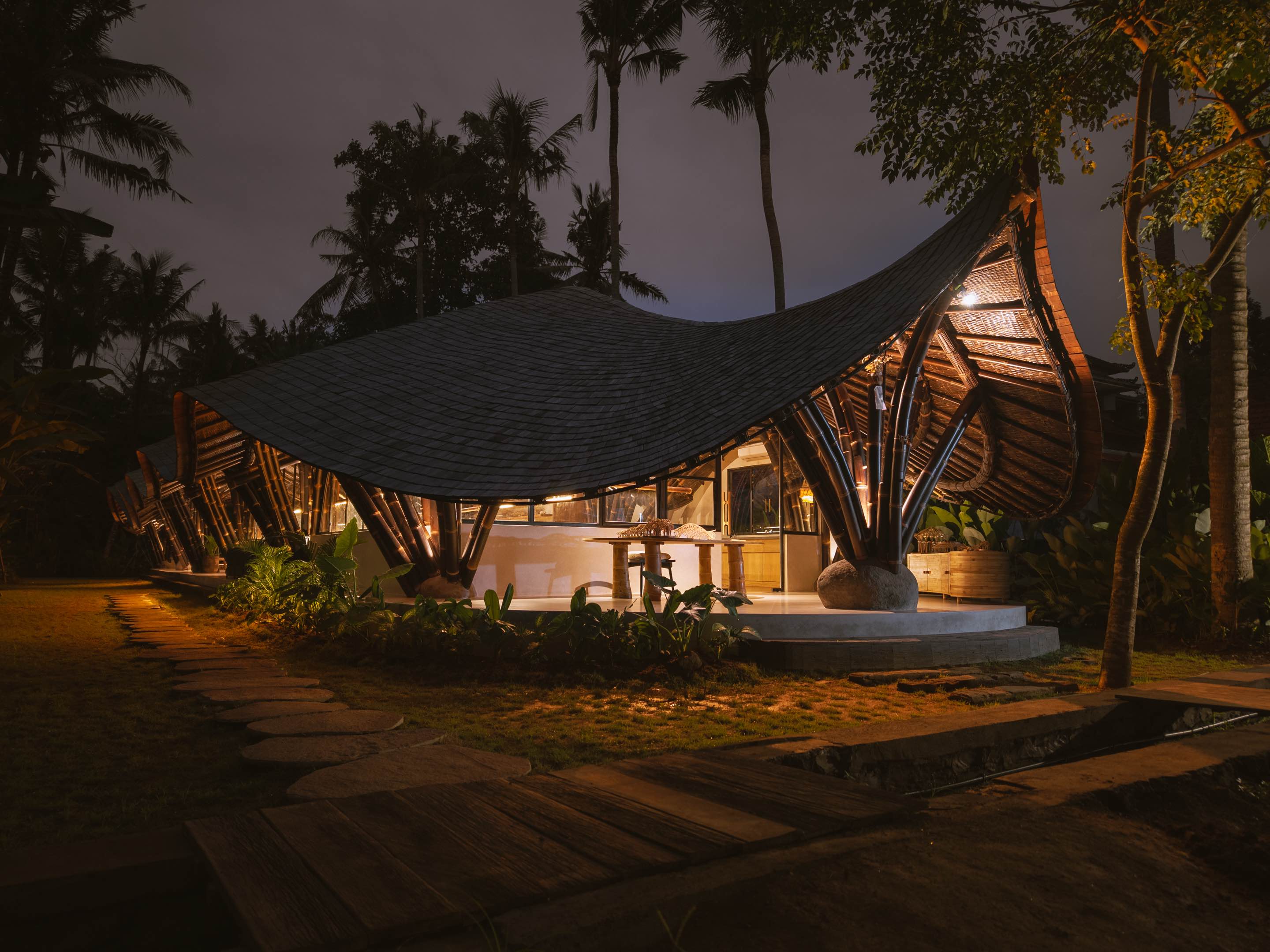 〈スタジオ・ロッドトゥンドゥ（Studio Lodtunduh）〉パブロ・ルナ・スタジオ（Pablo Luna Studio）