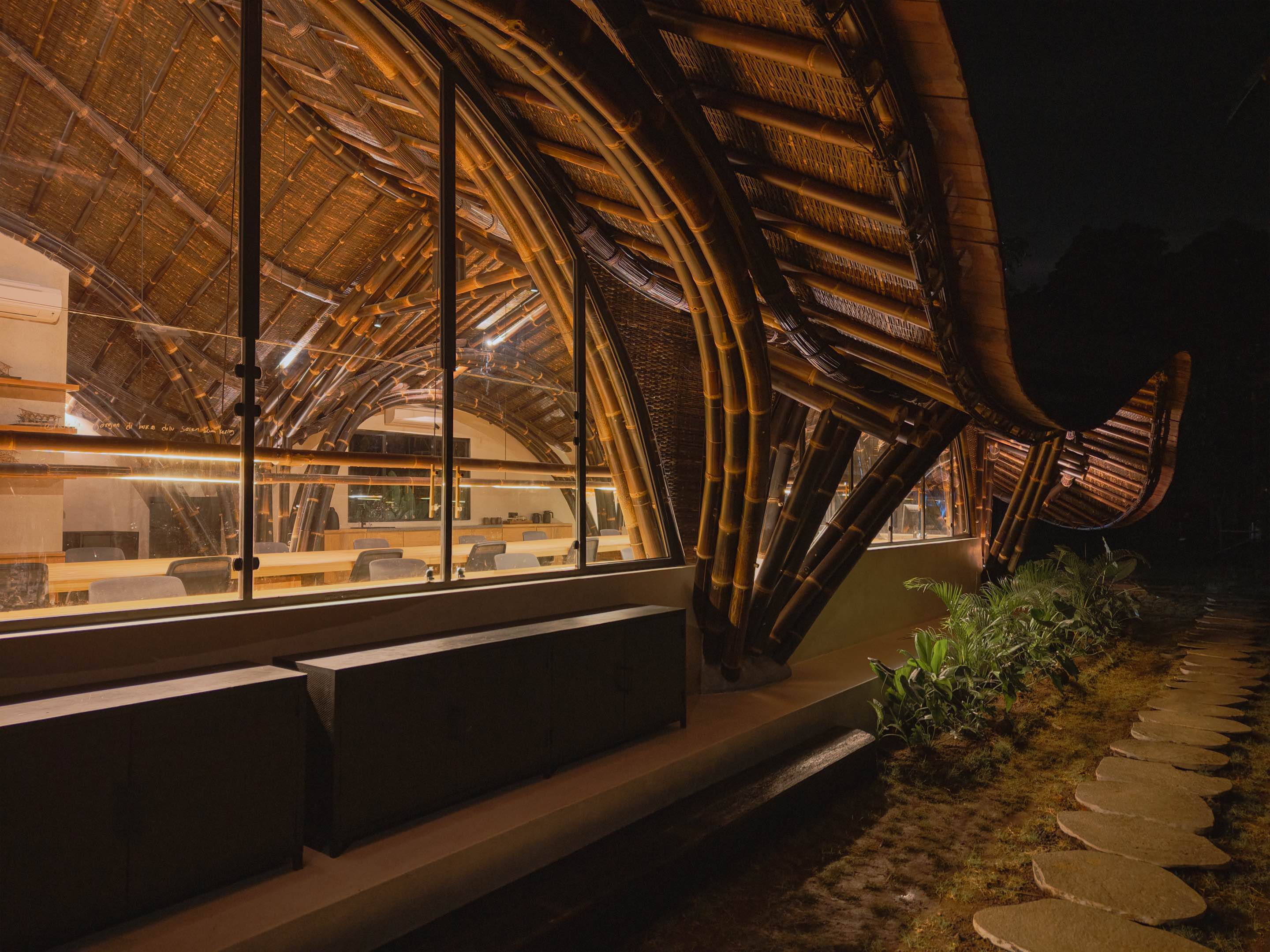 〈スタジオ・ロッドトゥンドゥ（Studio Lodtunduh）〉パブロ・ルナ・スタジオ（Pablo Luna Studio）