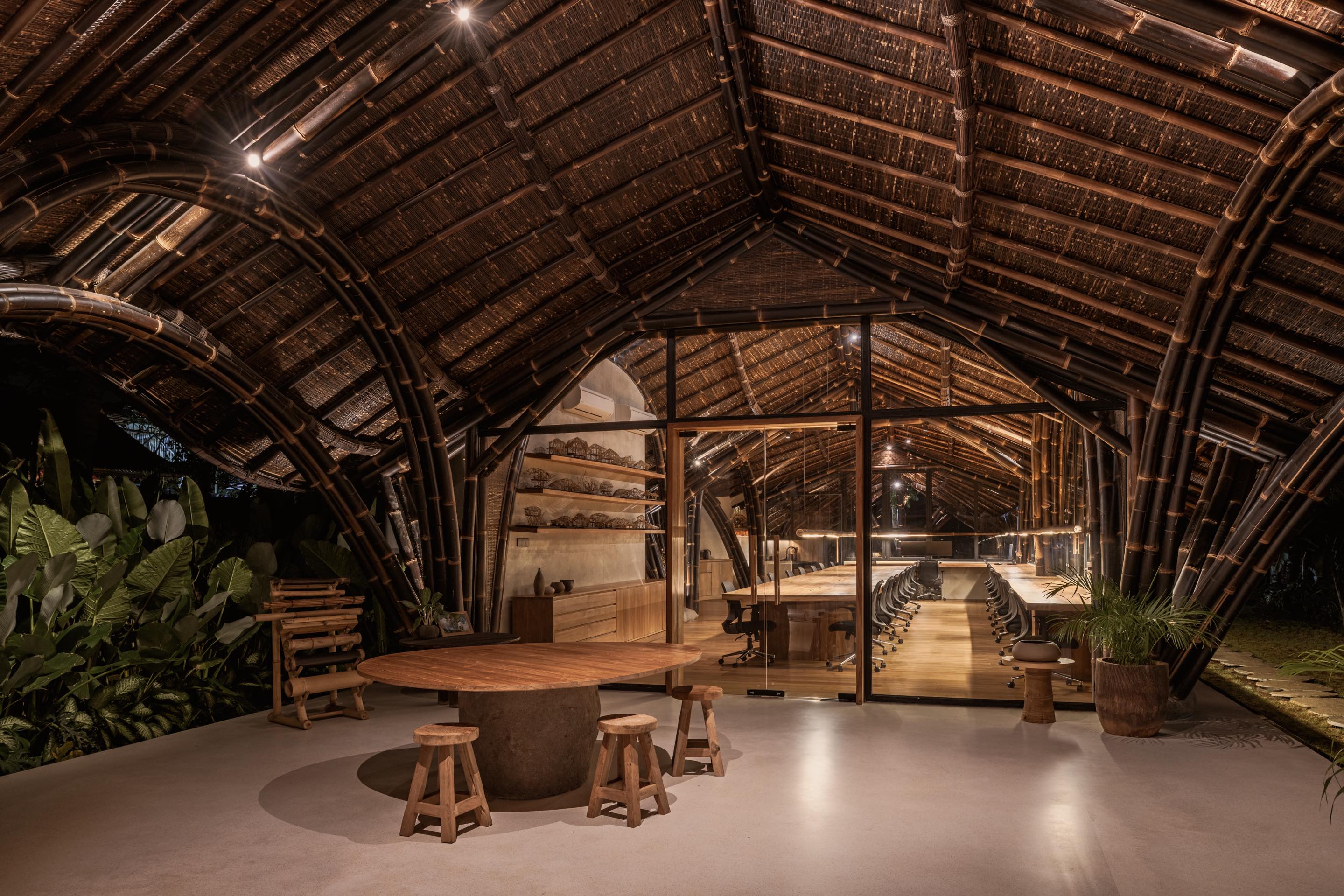 〈スタジオ・ロッドトゥンドゥ（Studio Lodtunduh）〉パブロ・ルナ・スタジオ（Pablo Luna Studio）