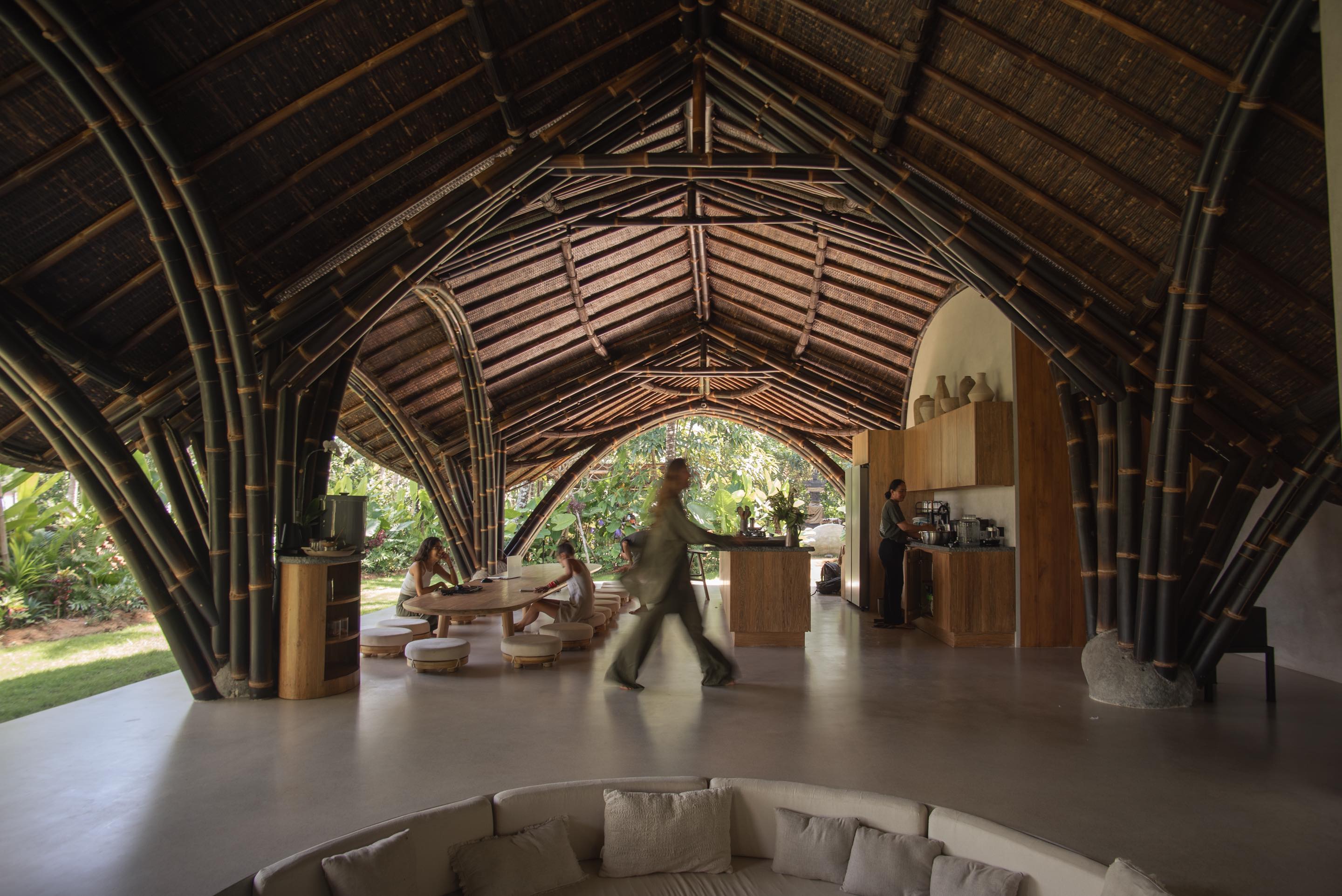 〈スタジオ・ロッドトゥンドゥ（Studio Lodtunduh）〉パブロ・ルナ・スタジオ（Pablo Luna Studio）