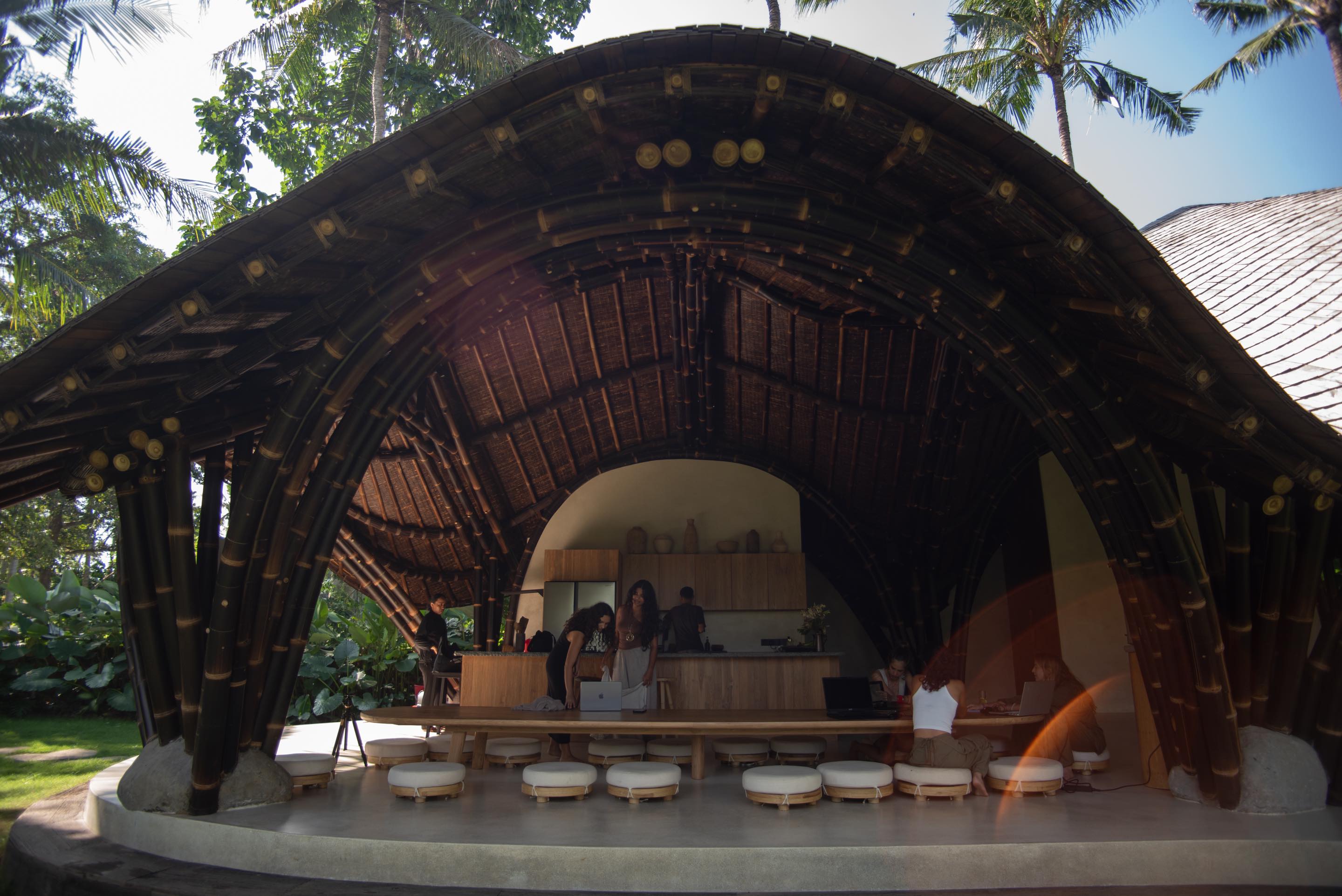 〈スタジオ・ロッドトゥンドゥ（Studio Lodtunduh）〉パブロ・ルナ・スタジオ（Pablo Luna Studio）